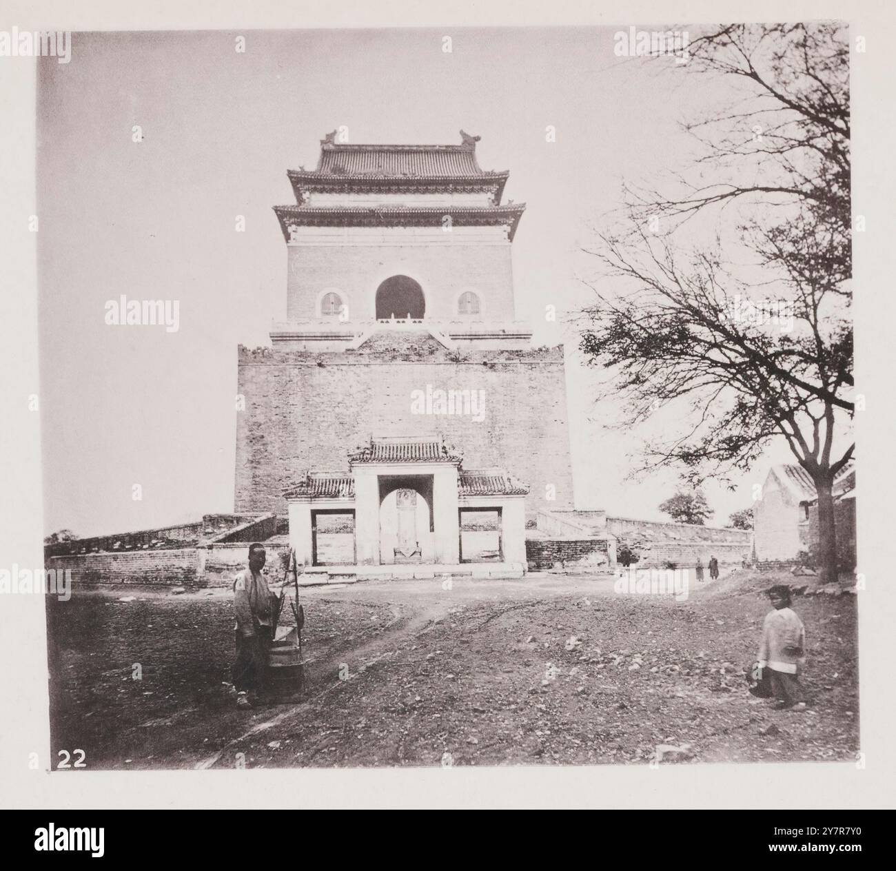 Foto d'epoca del Campanile di Pechino. La torre campanaria di Pechino, o Zhonglou, si trova dietro la torre del tamburo. Insieme, la torre campanaria e la torre del tamburo offrono vedute panoramiche sul centro di Pechino. Prima dell'era moderna, entrambe le torri dominavano lo skyline di Pechino. Foto Stock