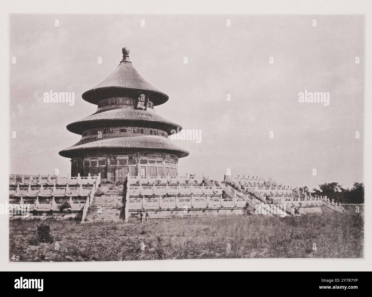 Foto d'epoca dell'altare aperto del Paradiso e del Tempio del Paradiso a Pechino. Cinque miglia a sud del Palazzo Imperiale, nel quartiere cinese di Pechino, si trova un ampio recinto simile a un parco, contenente il tempio e l'altare aperto del Paradiso. L'altare settentrionale, comunemente indicato come Tempio del cielo, è mostrato in questa immagine ed è, il più possibile, una controparte dell'altare aperto o meridionale. Entrambe sono costruite in marmo ed entrambe hanno terrazze triple, circondate da balaustra in marmo. Foto Stock