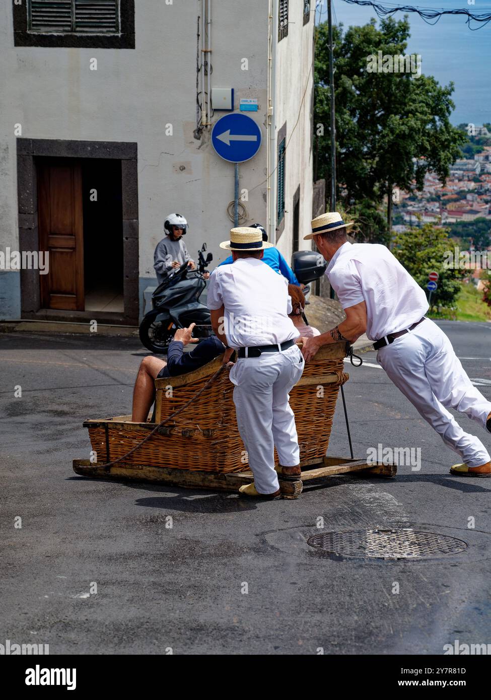 Carreiros sta attraversando una curva stretta in un wicker toboggan Foto Stock