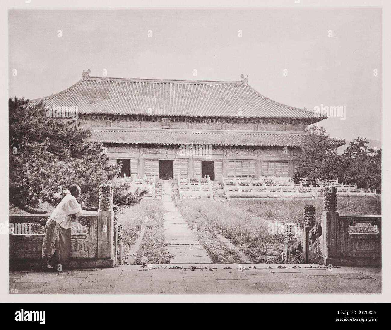 Foto d'epoca della grande sala sacrificale presso la tomba dell'imperatore Yongle. L'illustrazione qui proietta la sala esterna, e dà una vista frontale della Corte e della sala del sacrificio. Questa sala, in comune con la maggior parte dei templi cinesi, si affaccia a sud; una regola che ottiene anche in gran parte tra tutte le case di abitazione in Cina, anche se molte eccezioni devono essere soddisfatte in diverse parti del paese. Foto Stock