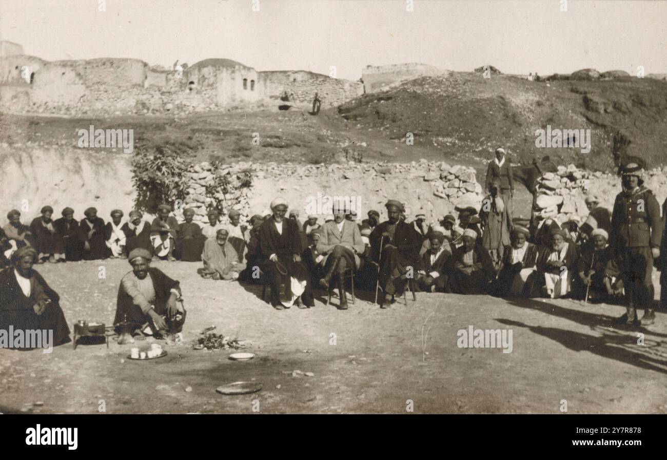 Campagna contro il vaiolo Dawaimeh-Hebron in Palestina, gennaio - febbraio 1922: Ufficiale medico del governo con Mukhtar e fratello. Foto Stock