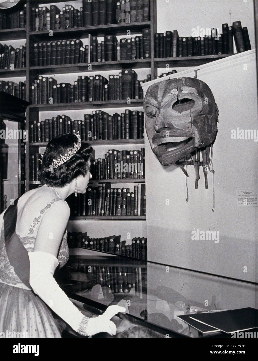 Fotografia d'epoca della regina Elisabetta II che guarda una maschera di Ceylonese. 1962 Foto Stock