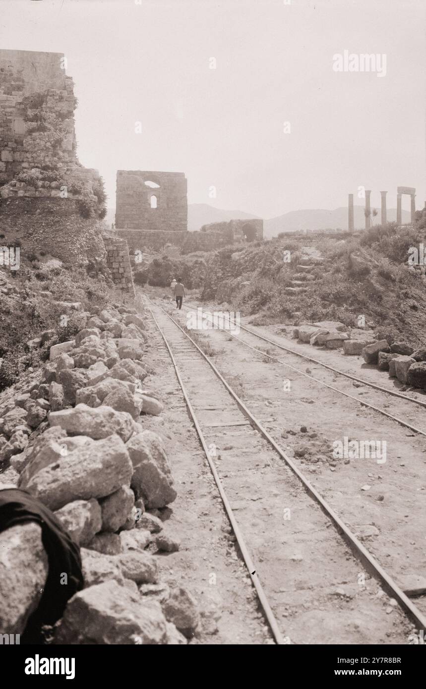 Byblos: Jebeil. Byblos. Scorcio di rovine, castello crociato in lontananza. Palestina. Agosto 1936 Foto Stock