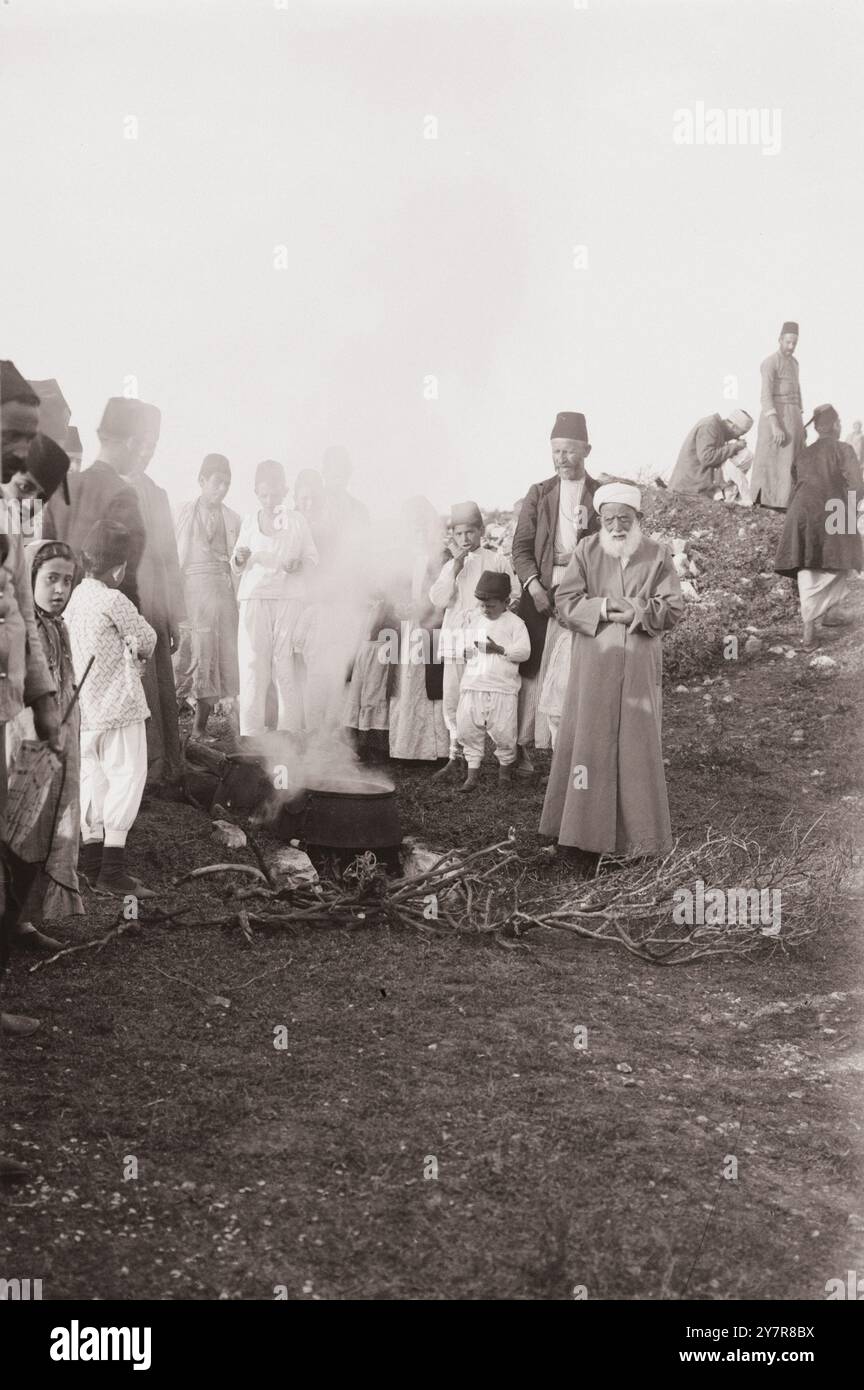 Foto d'epoca della Pasqua Samaritana sul Monte Gerizim. Riscaldare l'acqua per il sacrificio. Palestina. 1900-1920 Foto Stock