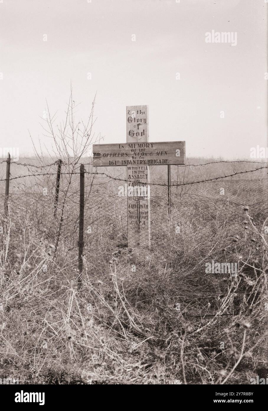 Fotografia d'epoca delle tombe dei soldati britannici (la tomba dei soldati britannici e degli ufficiali della 161a brigata di fanteria cadde nella prima battaglia di Gaza il 1917 marzo). Palestina meridionale. 1917-1920 la prima battaglia di Gaza fu combattuta il 26 marzo 1917 durante il primo tentativo della forza di spedizione egiziana (EEF) di invadere la regione meridionale della Palestina nell'Impero ottomano durante la campagna del Sinai e della Palestina della prima guerra mondiale. Foto Stock