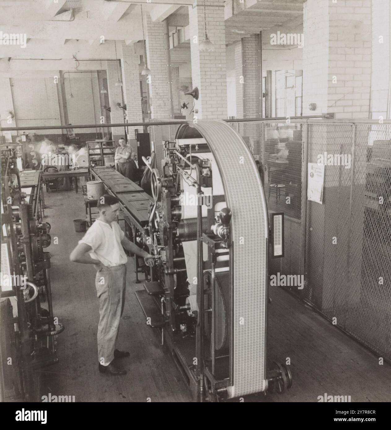Fotografia d'epoca di stampa di francobolli su rotativa, gomme e asciugatura, Bureau of Printing and Engraving, Washington, D. C. USA. 1917 Foto Stock