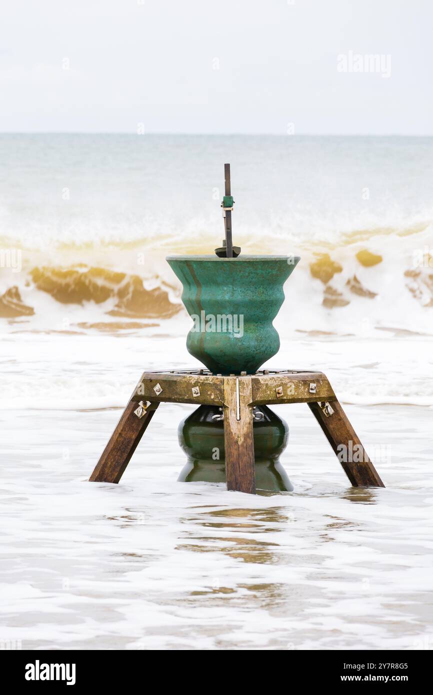 Installazione artistica in mare di Marcus Vergette. Time e Tide Bell. nel surf sulla spiaggia. Happisburgh, Norfolk, Inghilterra. Foto Stock