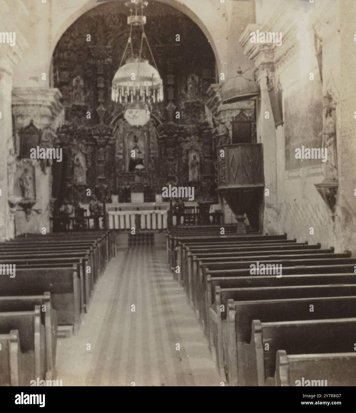 Fotografia d'epoca dell'interno della missione San Xavier, la più antica degli Stati Uniti, vicino a Tucson, Arizona, U.S.A. 1872 (di William Bell, 1830-1910, fotografo) Foto Stock