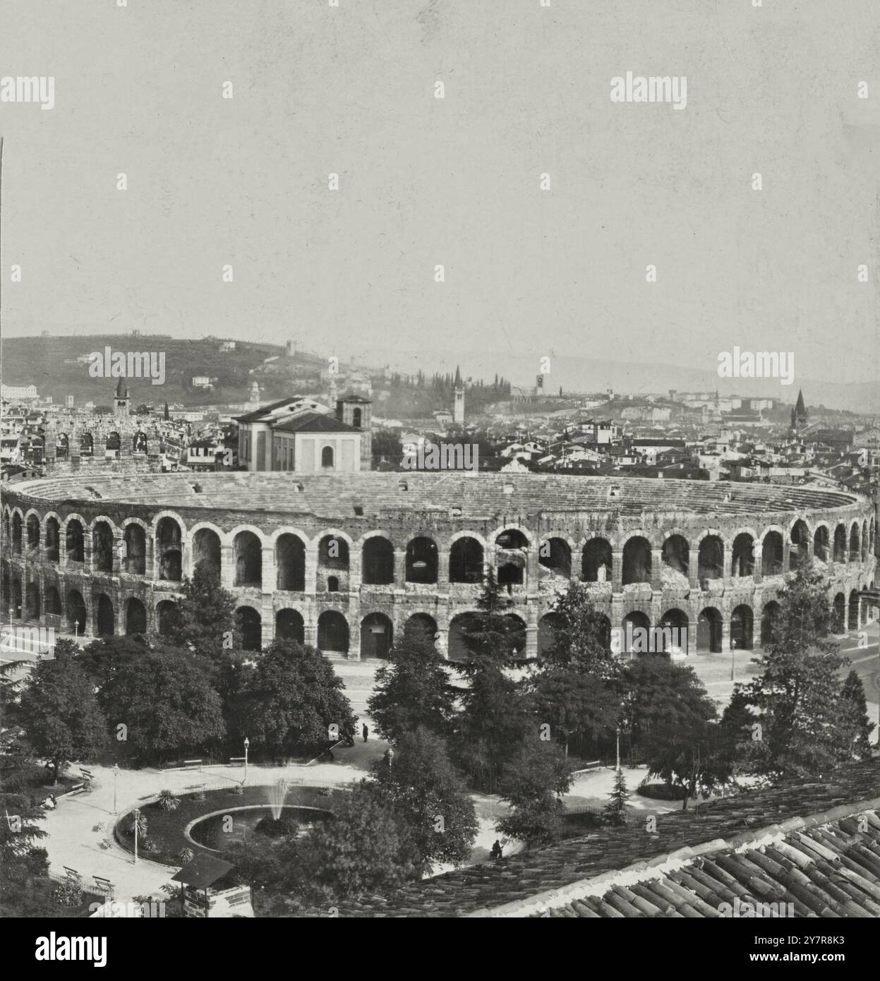 Foto d'epoca del celebre anfiteatro di Verona, Italia. 1902 Foto Stock