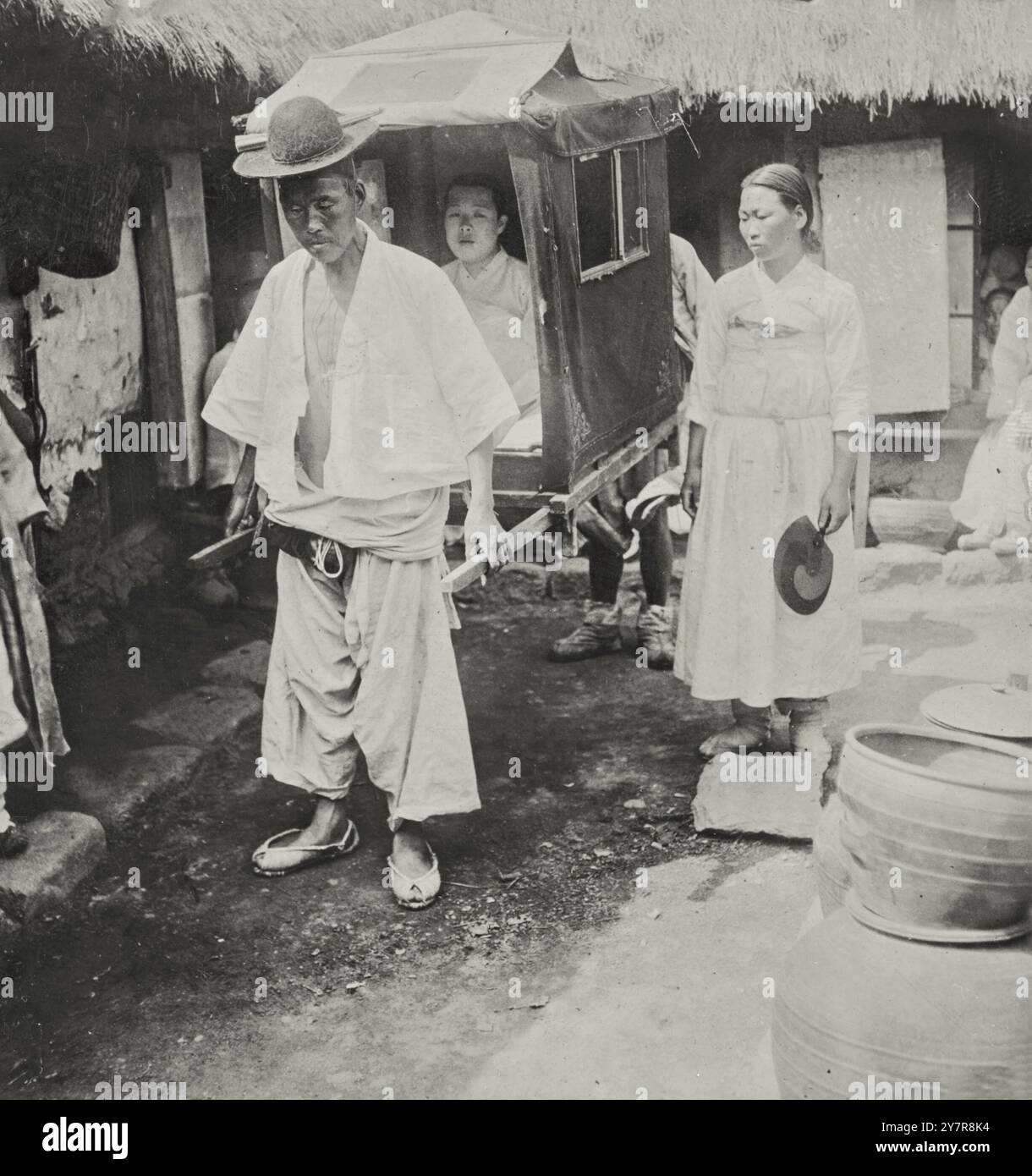 Foto d'epoca della signora e cameriera coreana, per le strade di Seoul (il sipario viene raramente alzato). Corea. 1904 Foto Stock