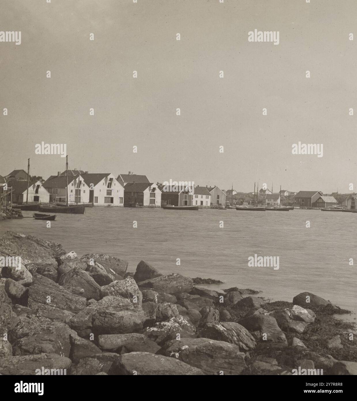 Foto d'epoca di Akrenhavn, case di pesce viste da Little Island, Norvegia. 1907 Foto Stock