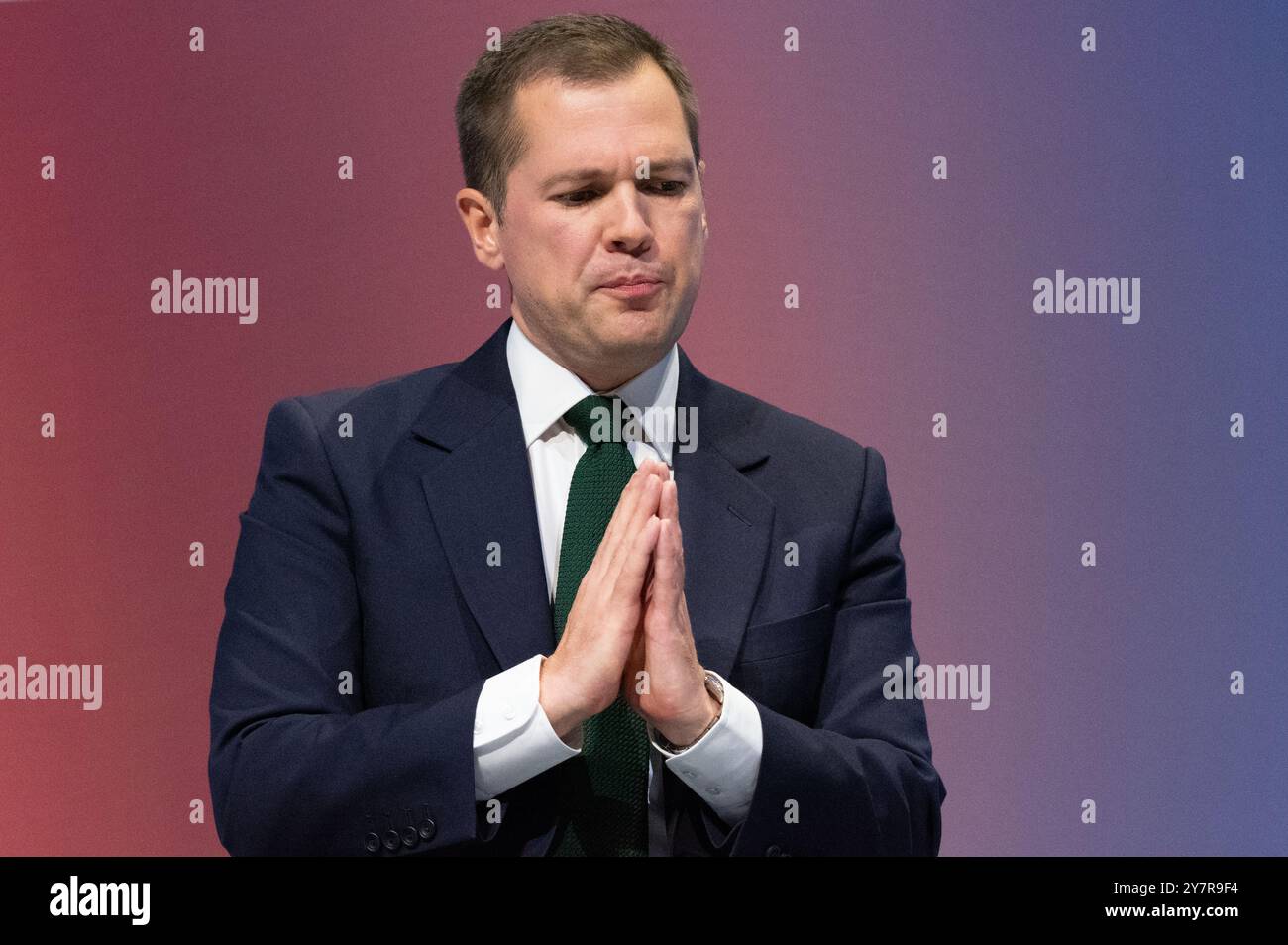 Birmingham, Regno Unito. 1 ottobre 2024. Robert Jenrick parla con la conferenza conservatrice della sala principale giorno 3. Birmingham UK foto: Garyroberts/worldwidefeatures.com credito: GaryRobertsphotography/Alamy Live News Foto Stock