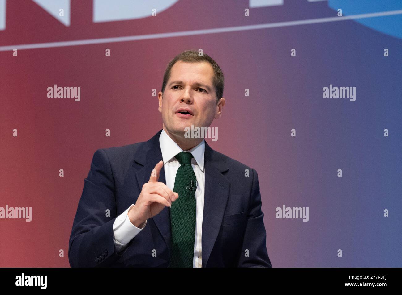 Birmingham, Regno Unito. 1 ottobre 2024. Robert Jenrick parla con la conferenza conservatrice della sala principale giorno 3. Birmingham UK foto: Garyroberts/worldwidefeatures.com credito: GaryRobertsphotography/Alamy Live News Foto Stock