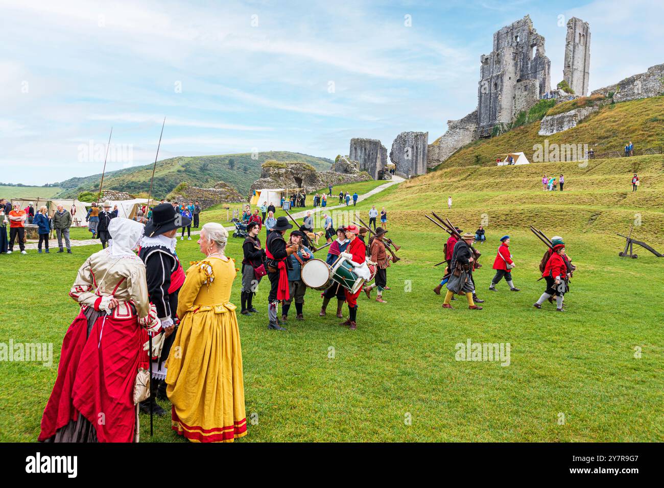 Un giorno di rievocazione della Guerra civile da parte della English Civil War Society il 7 settembre 2024 a Corfe Castle, Dorset, Inghilterra Regno Unito Foto Stock