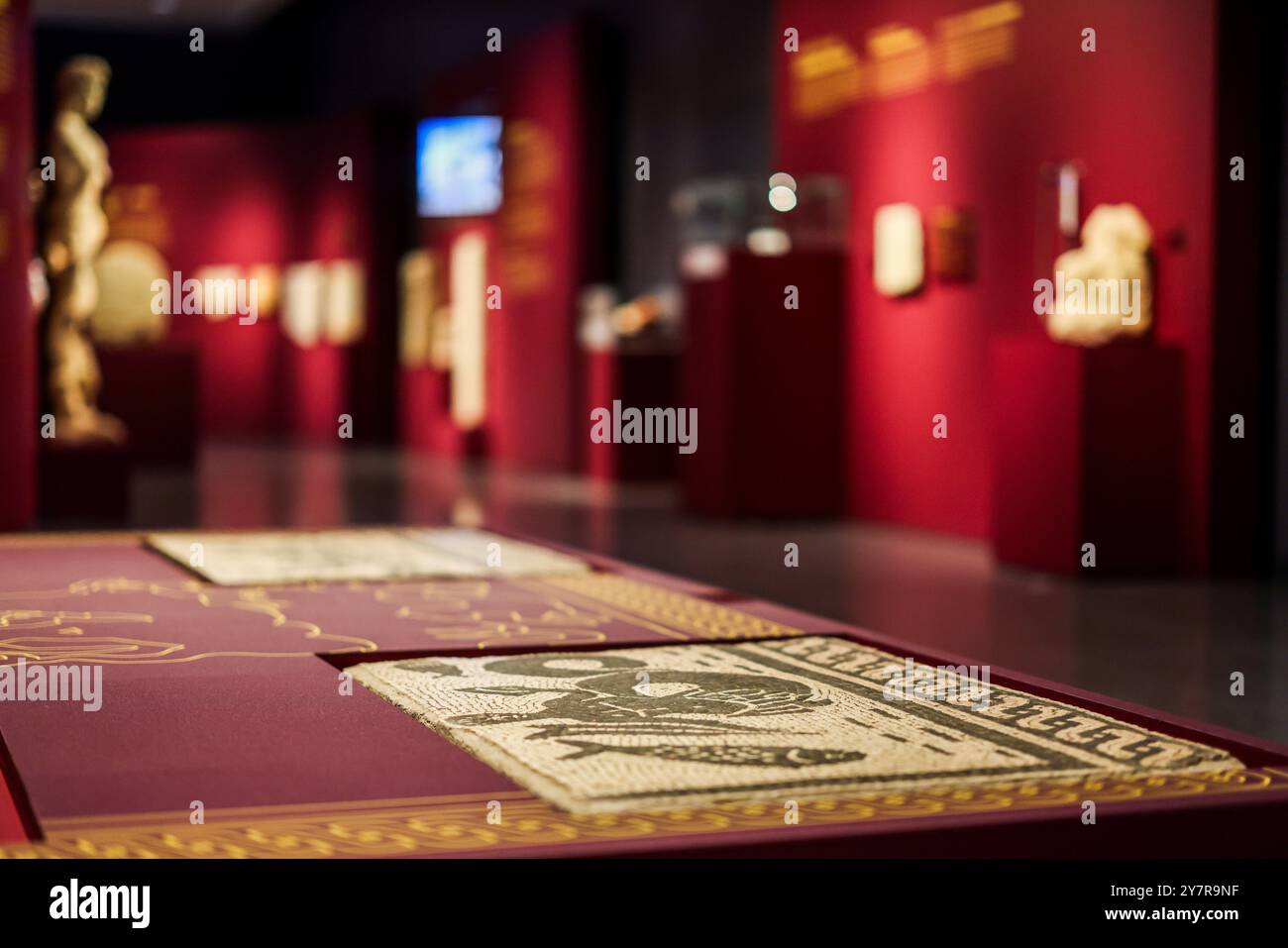 Xanten, Germania. 1 ottobre 2024. Un mosaico di pietra calcarea del IV secolo d.C. fa parte della mostra speciale ''Augusta Emerita' - metropoli di Roma in Spagna' che può essere ammirata nel Museo Romano Xanten dal 3.10.2024 al 12.1,2025. Si tratta di una mostra congiunta del Parco Archeologico Xanten con oltre 200 oggetti in prestito dal Museo Romano di Merida, Spagna. Crediti: Christoph Reichwein/dpa/Alamy Live News Foto Stock