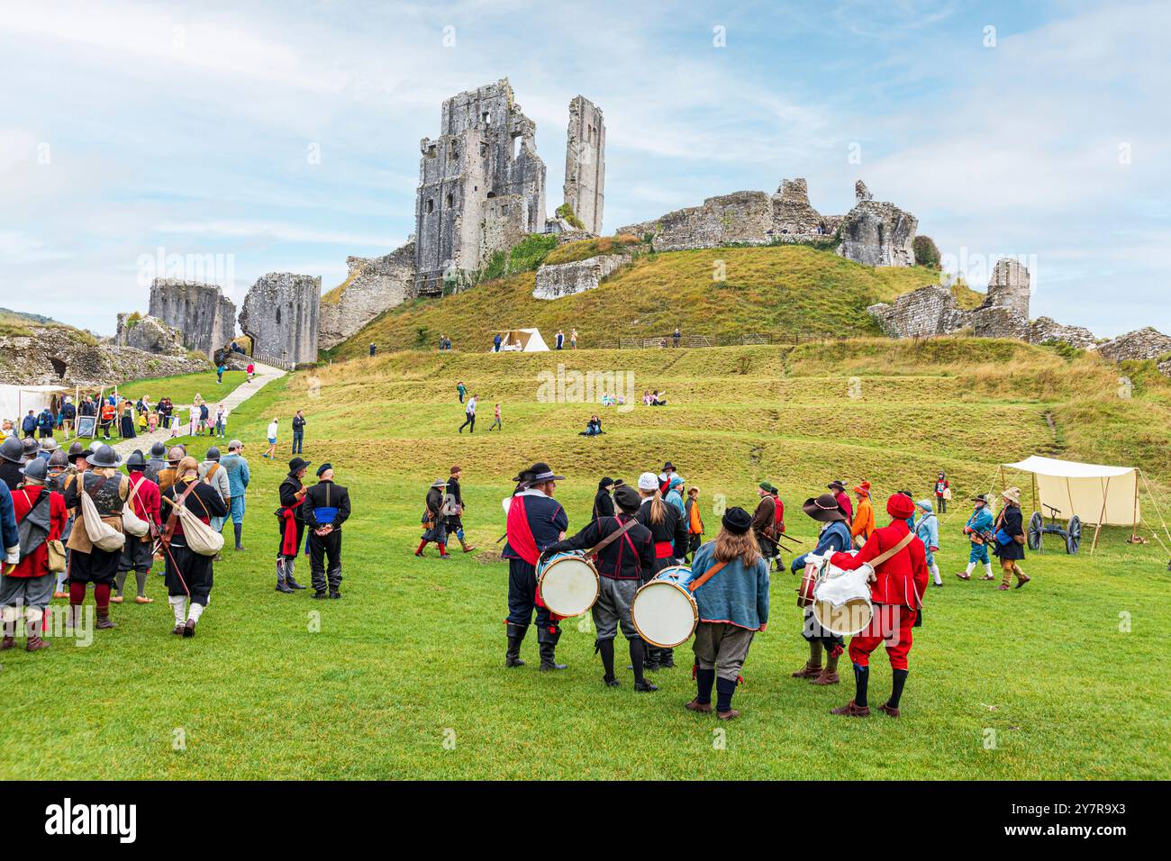Un giorno di rievocazione della Guerra civile da parte della English Civil War Society il 7 settembre 2024 a Corfe Castle, Dorset, Inghilterra Regno Unito Foto Stock