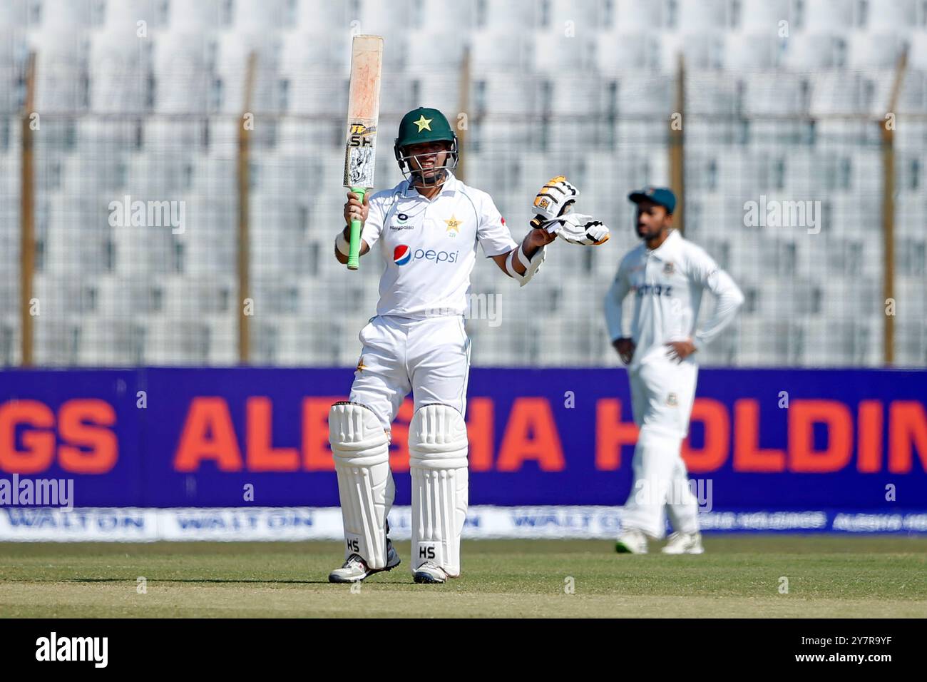 Il batterista pakistano Abid Ali (M) celebra le sue cento corse durante il primo test match del giorno tre dello Zahur Ahmed Chowdhury Stadi Foto Stock