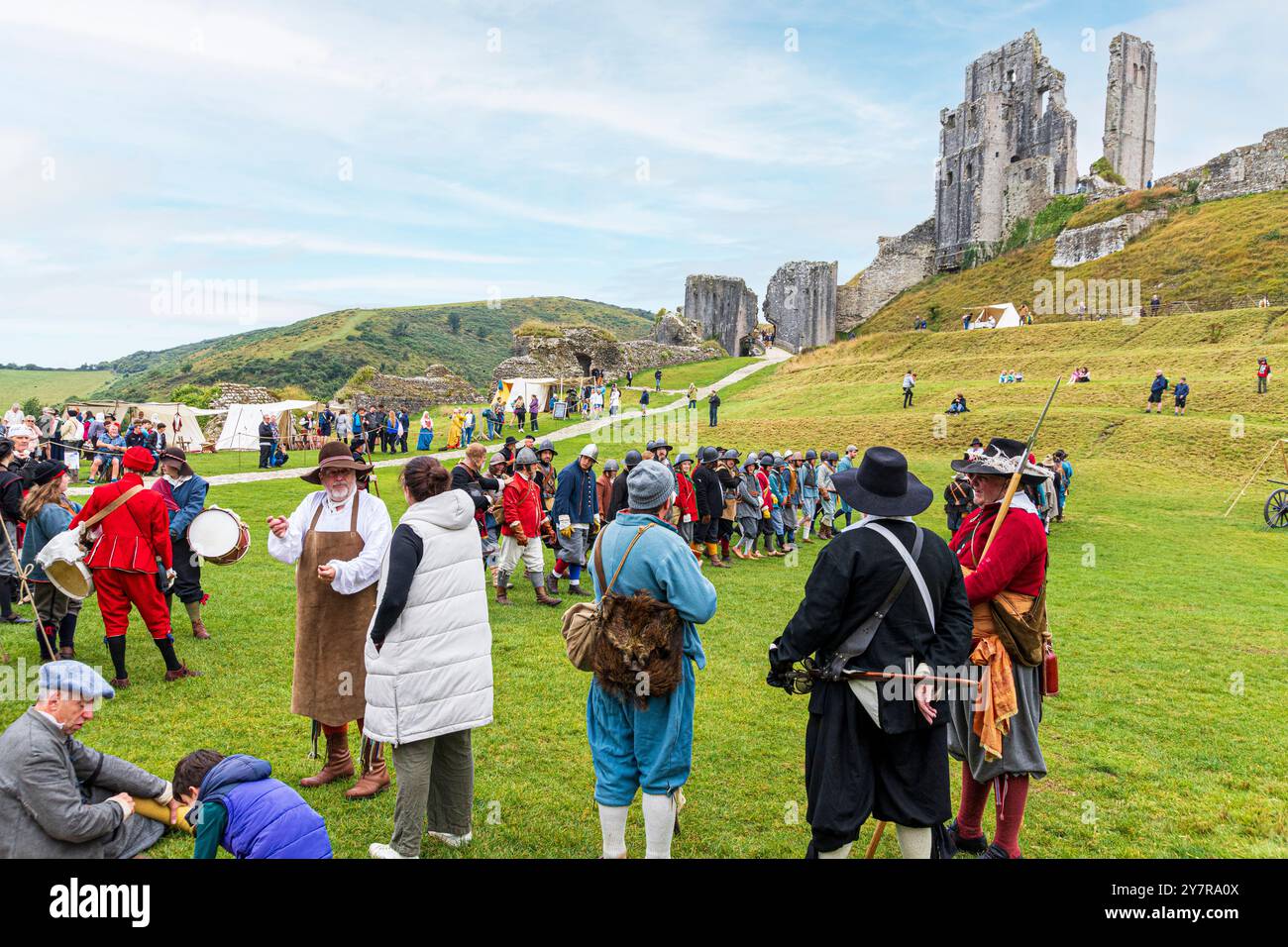 Un giorno di rievocazione della Guerra civile da parte della English Civil War Society il 7 settembre 2024 a Corfe Castle, Dorset, Inghilterra Regno Unito Foto Stock