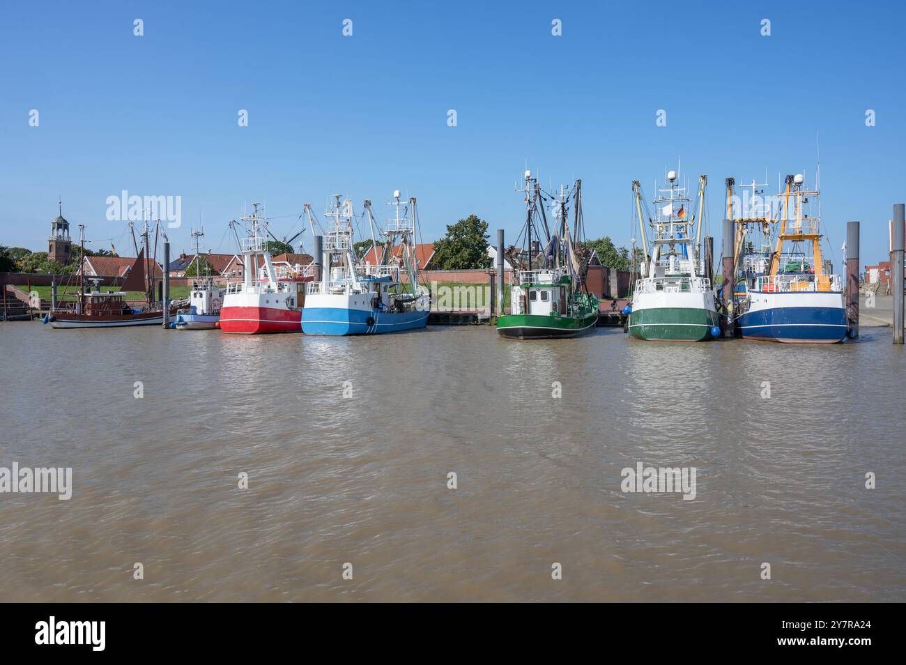 Barche per gamberi nel porto nel villaggio di pescatori di Ditzum sul fiume EMS, Rheiderland, Frisia orientale, Leer District, bassa Sassonia, Germania Foto Stock