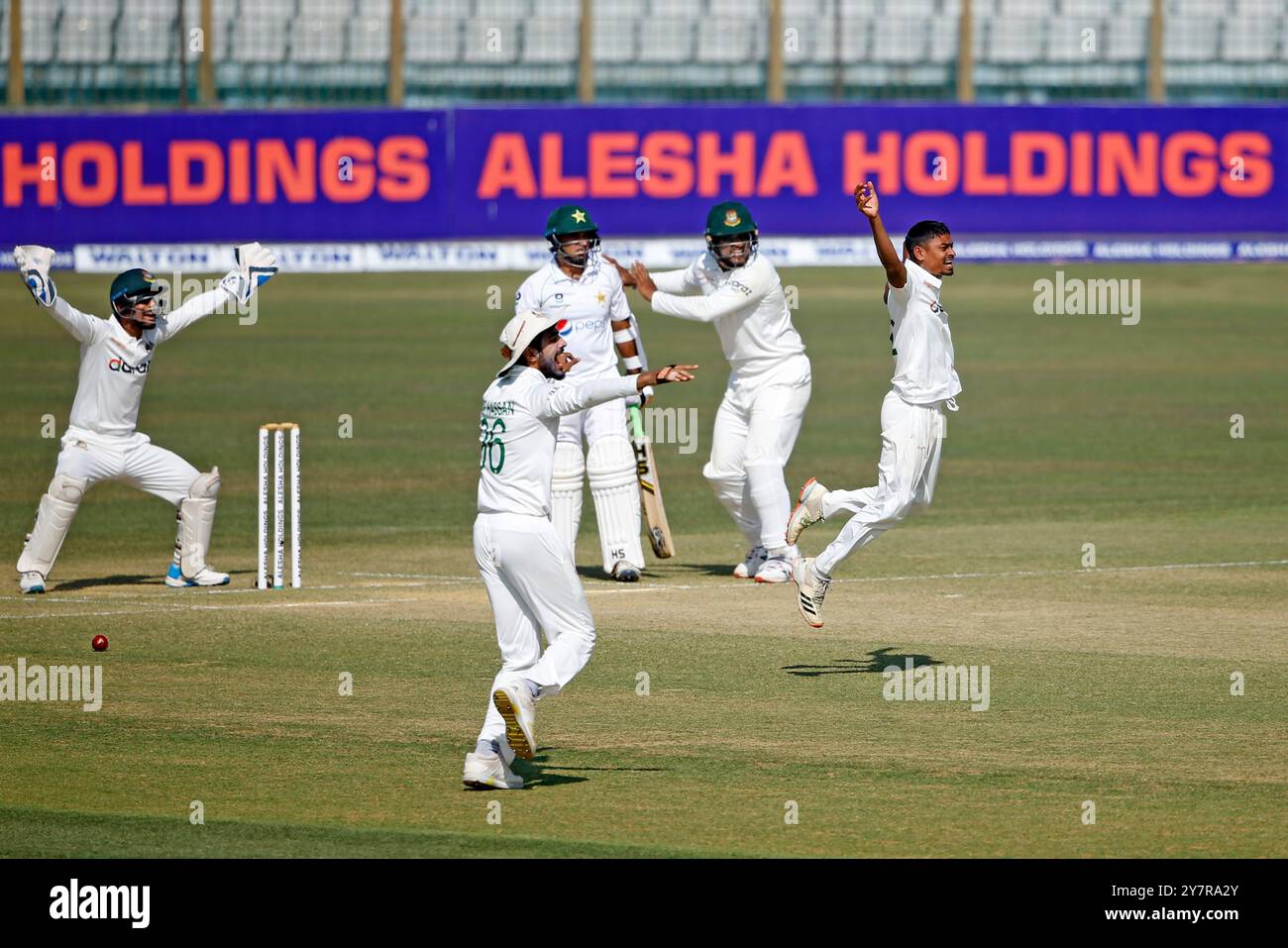 Taijul Islam (M), lanciatore di spine del Bangladesh, celebra insieme ai compagni di squadra durante il primo test del giorno tre del Bangladesh e del Pakistan allo Zahur Ahmed Chow Foto Stock