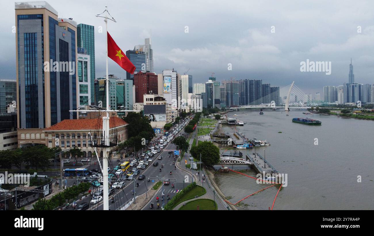 Ho chi Minh City, Vietnam - 21 ottobre 2023: Motociclisti e automobilisti attraversano un ingorgo di traffico a Saigon. Foto Stock