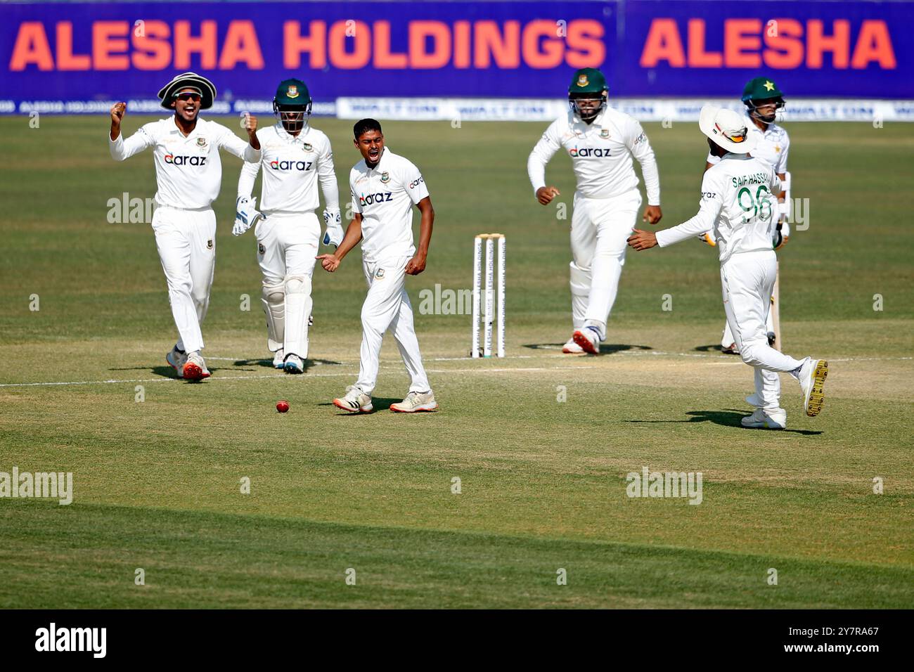 Taijul Islam (M), lanciatore di spine del Bangladesh, celebra insieme ai compagni di squadra durante il primo test del giorno tre del Bangladesh e del Pakistan allo Zahur Ahmed Chow Foto Stock