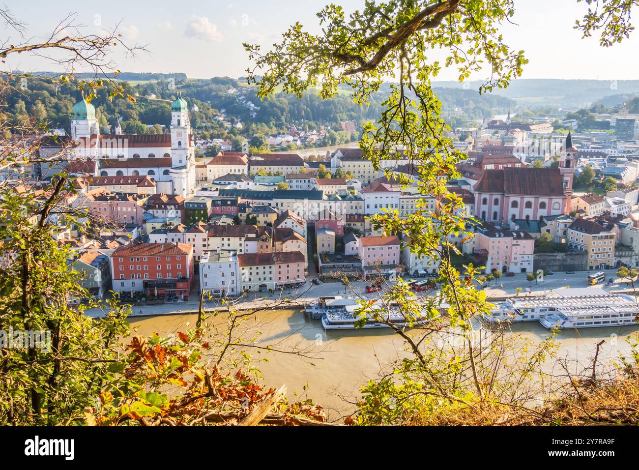 Vista aerea di Passau con il Danubio, l'argine e la cattedrale, Baviera, Germania Foto Stock