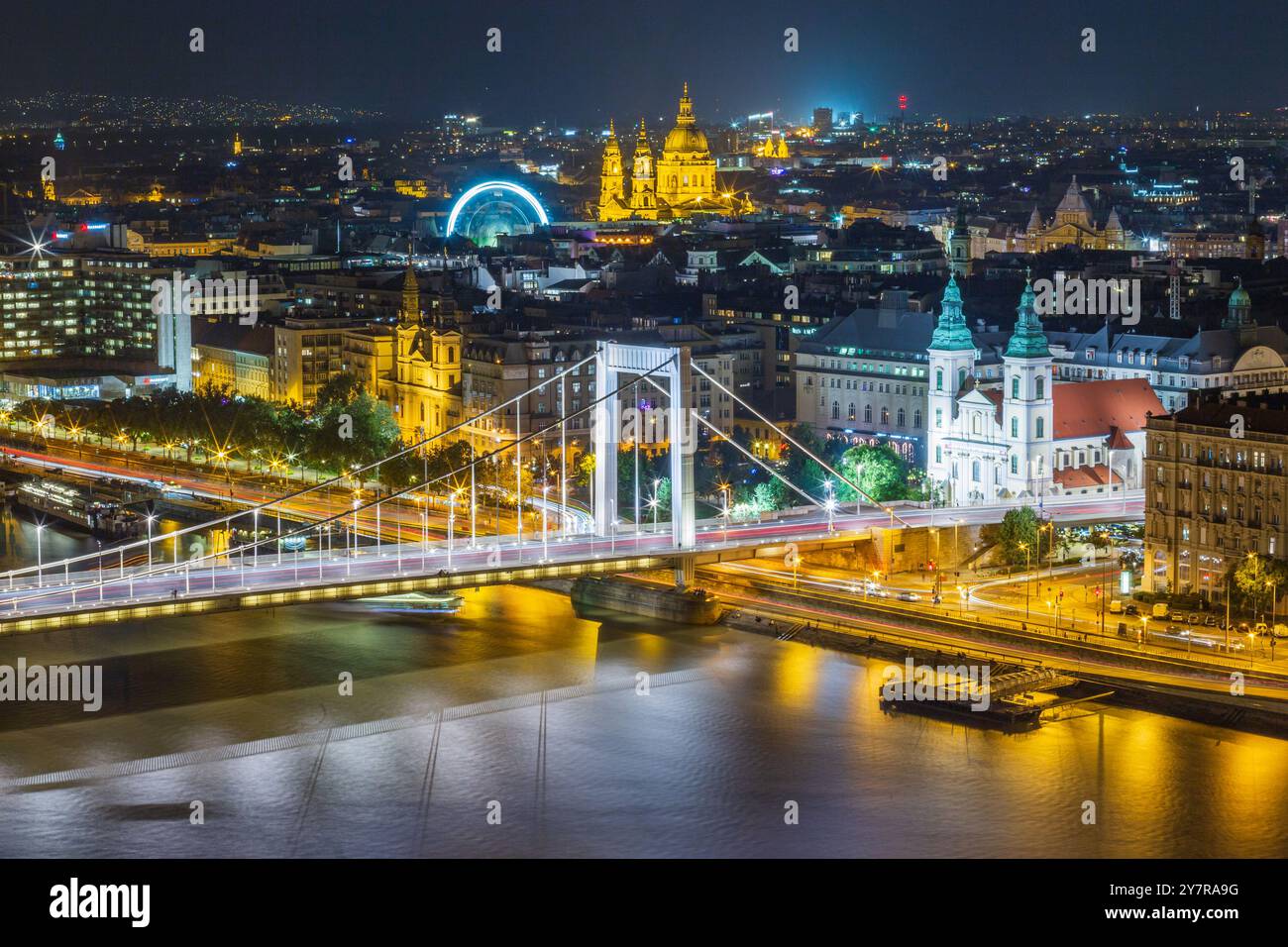 Visione notturna aerea della Budapest illuminata di notte nella stagione autunnale, Ungheria Foto Stock
