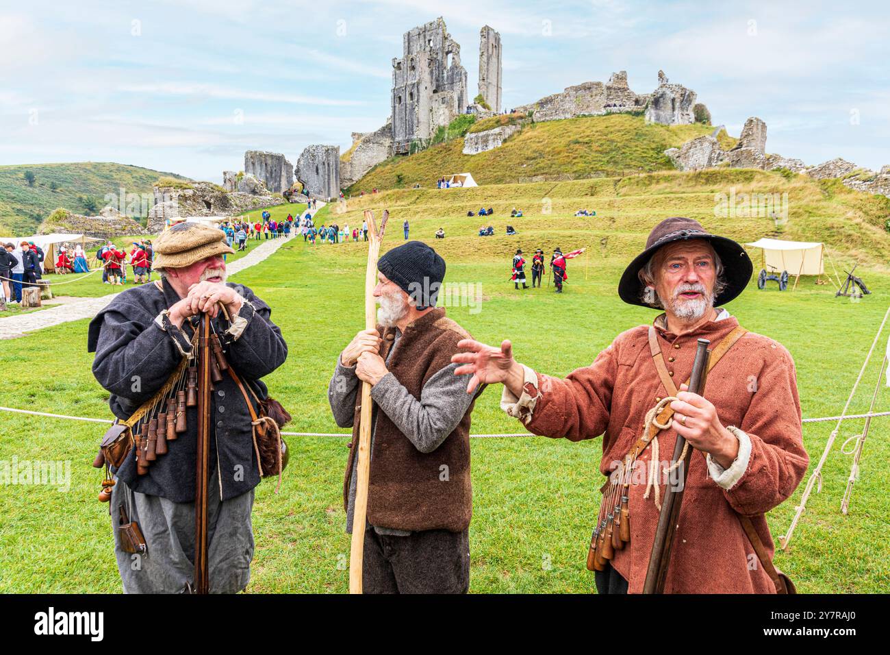 Reenattori in costume in un giorno di rievocazione della Guerra civile dalla società inglese della Guerra civile il 7 settembre 2024 al Corfe Castle, Dorset, Inghilterra Regno Unito Foto Stock