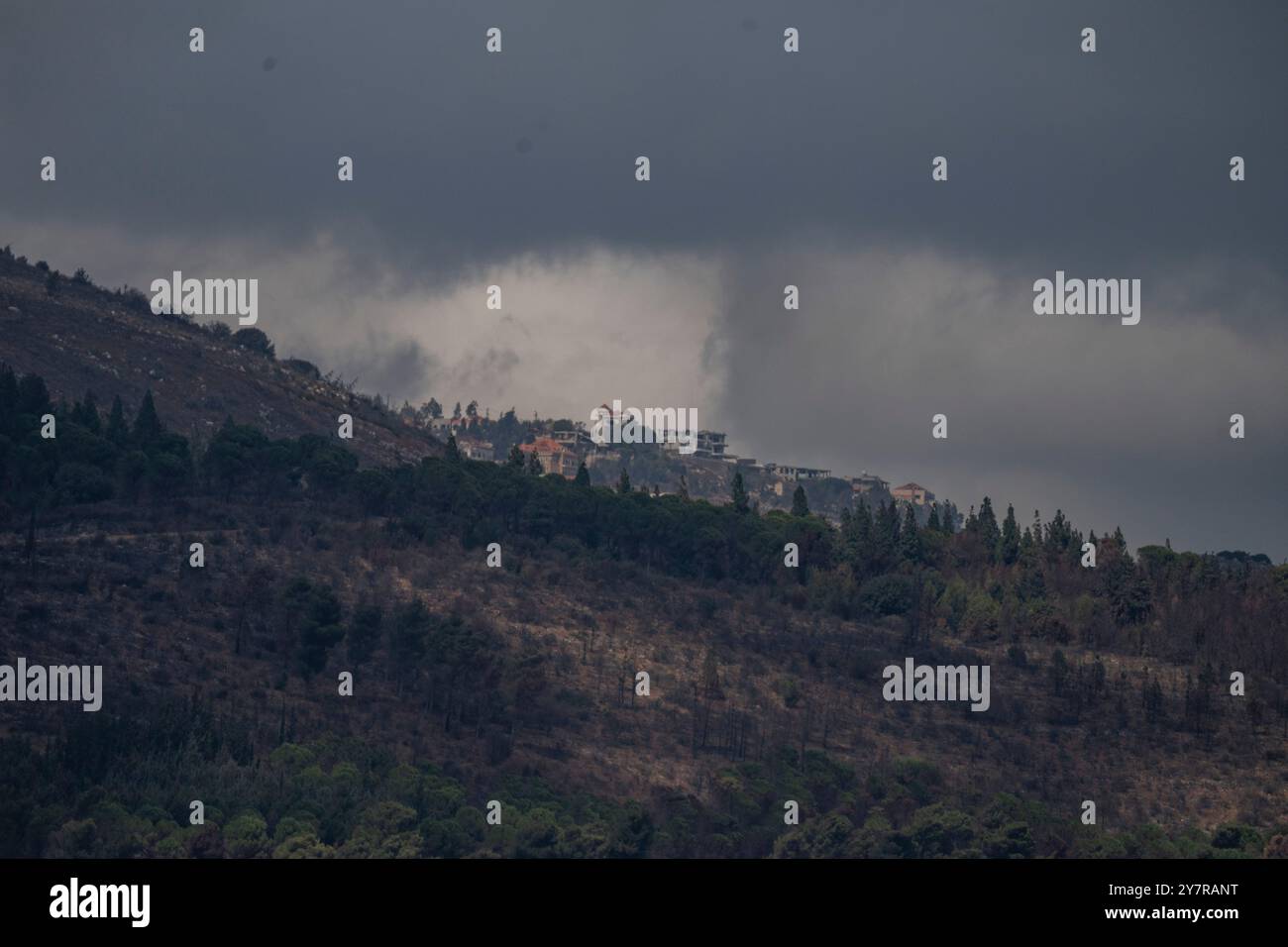 Kiryat Shmona, Israele. 1 ottobre 2024. Una vista delle case distrutte sul confine libanese-israeliano. Le forze di difesa israeliane (IDF) avevano iniziato "incursioni mirate a terra basate su informazioni precise", ha affermato l'IDF in un post sulla piattaforma dei social media X. "questi obiettivi si trovano in villaggi vicini al confine e rappresentano una minaccia immediata per le comunità israeliane nel nord di Israele". Crediti: Ilia yefimovich/dpa/Alamy Live News Foto Stock