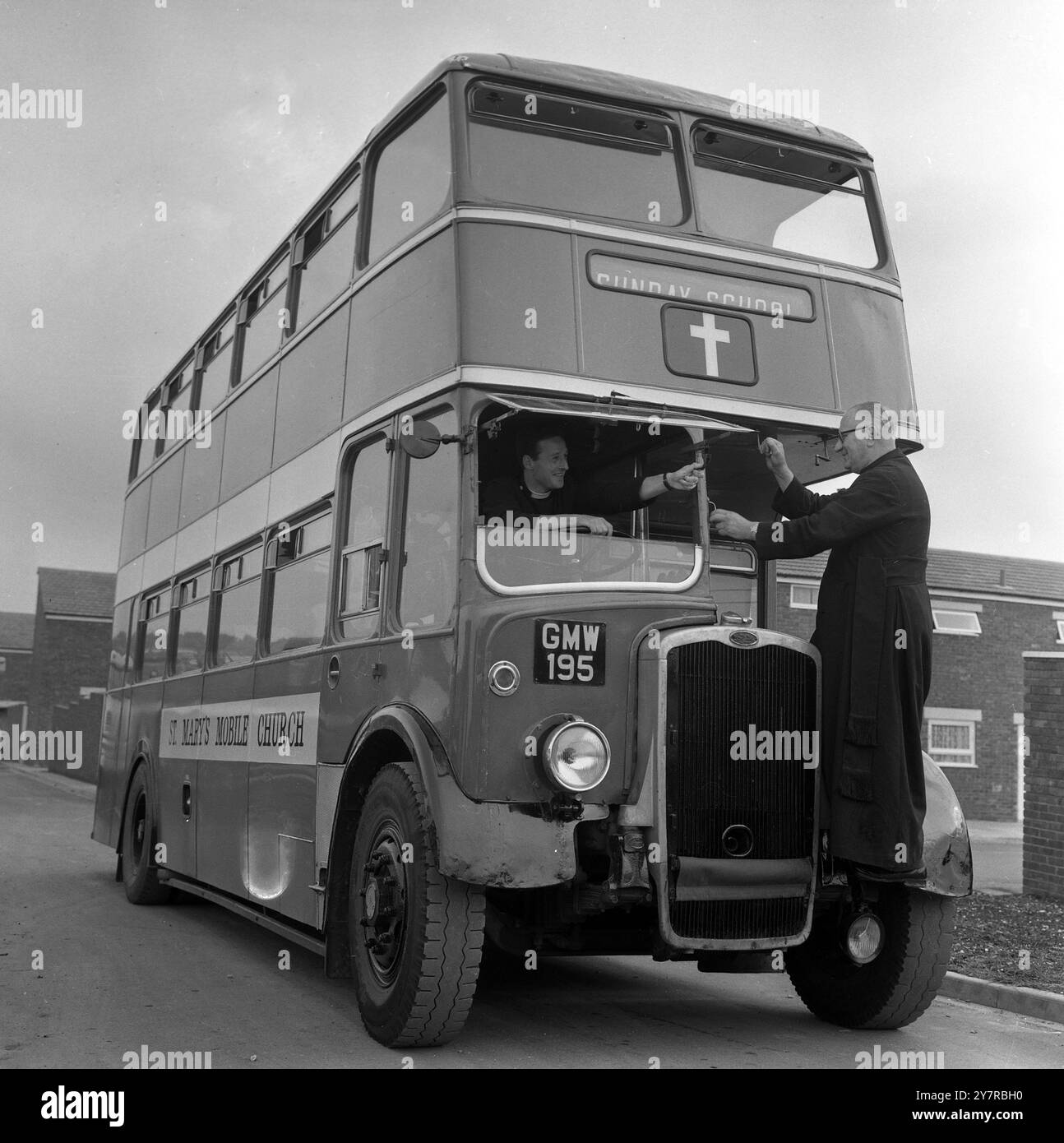 I CHIERICI EFFETTUANO CONVERSIONAndover, Hampshire, Inghilterra, Regno Unito : probabilmente il primo Chruch on Wheels - un luogo di culto mobile - destinato a visitare le crescenti tenute di Londra overspill qui, è stato dedicato ieri sera dal Lord Vescovo di Winchester. L'autobus a due piani è la nuova Chiesa mobile della Parrocchia di Santa Maria Al volante c'è il curato, il Rev Bryan Apps, di cui è l'idea, e il Vicario, il Rev Ivor Machin, che gira la maniglia del tabellone di destinazione. Il ponte inferiore è stato installato con un santuario e un altare, mentre il ponte superiore è stato "convertito" in due domeniche Foto Stock I CHIERICI EFFETTUANO CONVERSIONAndover, Hampshire, Inghilterra, Regno Unito : probabilmente il primo Chruch on Wheels - un luogo di culto mobile - destinato a visitare le crescenti tenute di Londra overspill qui, è stato dedicato ieri sera dal Lord Vescovo di Winchester. L'autobus a due piani è la nuova Chiesa mobile della Parrocchia di Santa Maria Al volante c'è il curato, il Rev Bryan Apps, di cui è l'idea, e il Vicario, il Rev Ivor Machin, che gira la maniglia del tabellone di destinazione. Il ponte inferiore è stato installato con un santuario e un altare, mentre il ponte superiore è stato "convertito" in due domeniche Foto Stock