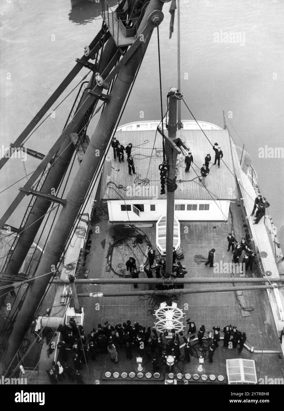 HMS Worcester una nave addestrativa a Greenhithe, Kent, per il Thames Nautical Training College, vista dal sartiame durante il montaggio del nuovo albero. Intorno al 1936 Foto Stock