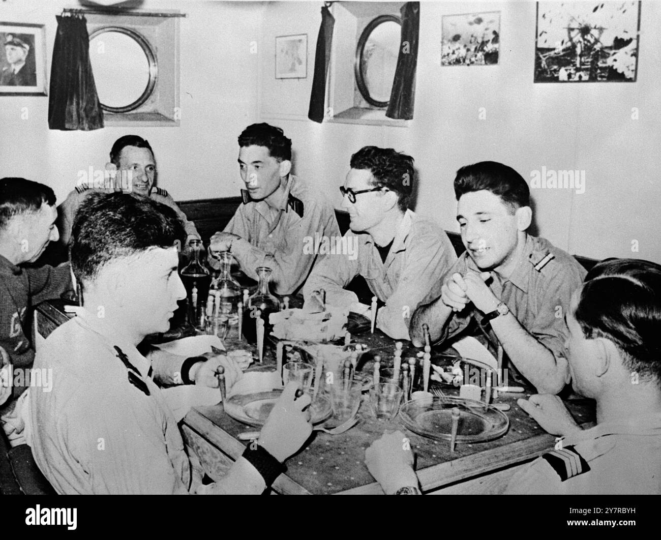 LA PIÙ GRANDE DISCESA OCEANICA DELLA STORIA, 18.2,54. Due ufficiali della marina francese, il tenente comandante Georges Houot di 40 anni e l'ingegnere Pierre-Henri Willm di 27 anni, sono appena scesi per più di due miglia e mezzo sotto il mare. Secondo il Ministero della Marina francese, il loro sottomarino bathyscaphe, FRNS 3, è caduto sotto l'Atlantico, a 160 miglia al largo di Dakar, a una profondità di 13.288 piedi. Il tuffo ha battuto il precedente record di discesa oceanica, 10.339 piedi, fatto lo scorso ottobre, al largo di Napoli, dal professor Auguste Piccard e suo figlio Jacques. I due detentori del record hanno lavorato a Ocean de Foto Stock