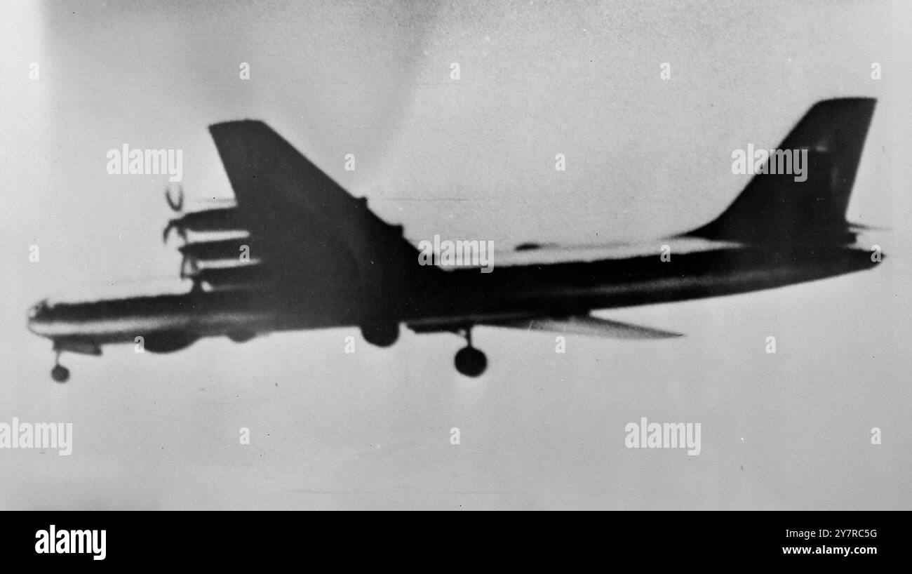 GLI ULTIMI AEREI RUSSI POTREBBERO RAGGIUNGERE GLI STATI UNITI CON ATOM BOMBLOAD 16.2,54. Si dice che la Russia abbia acquisito un'enorme flotta di aerei a lungo raggio che sarebbero stati in grado di far piovere bombe atomiche sugli Stati Uniti e tornare alle basi attraverso la calotta polare. Ha sei motori. INP FOTO MOSTRA - il Tupolev 200; uno dei nuovi bombardieri russi. Ha un'apertura alare di circa 236 piedi (sei più di B-36) e una lunghezza di circa 200 piedi (38 piedi più di B-36). Ha un soffitto di 50.000 piedi, una velocità di 465 mph e un raggio di 4.800 miglia. Foto di notizie internazionali. Foto Stock