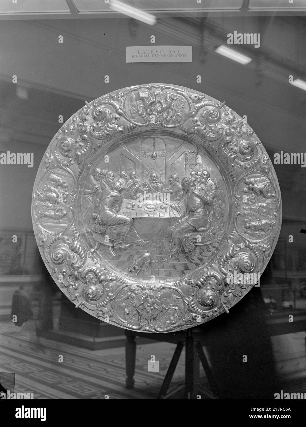 TARGA REALE DA BUCKINGHAM PALACE E IL CASTELLO DI WINDSOR IN MOSTRA 18.2,54. La targa reale di Buckingham Palace e del Castello di Windsor è stata vista oggi in una mostra privata presso il Victoria and Albert Museum. I pezzi sono stati prestati da sua Maestà la Regina mentre è in tour, e saranno esposti domani al pubblico. LA FOTO DI I.N.P. MOSTRA Un altare dorato datato 1664. Al centro si trova una riproduzione dell'ultima cena, con gli Stuart Arms all'interno della giarrettiera nell'angolo destro. Il bordo è impresso con scene scritturali. Foto di Joe Waldorf. 74622/MB International News Photos. 9. Foto Stock