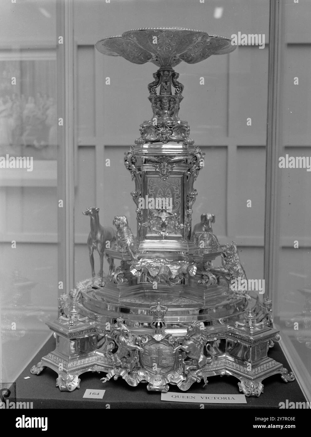 TARGA REALE DA BUCKINGHAM PALACE E IL CASTELLO DI WINDSOR IN MOSTRA 18.2,54. C'era oggi una mostra privata di piatti reali al Victoria and Albert Museum, prima di una mostra pubblica che aprirà domani. I pezzi provengono da Buckingham Palace e dal Castello di Windsor, e sono stati prestati da sua Maestà durante il tour. LE FOTO I.N.P. MOSTRANO Un tavolo dorato alto 30 cm. I modelli dei cani preferiti della regina Vittoria fanno parte del design della base. E' stato fatto nel 1840. Foto di Joe Waldorf 74628/MB International News Photo Foto Stock