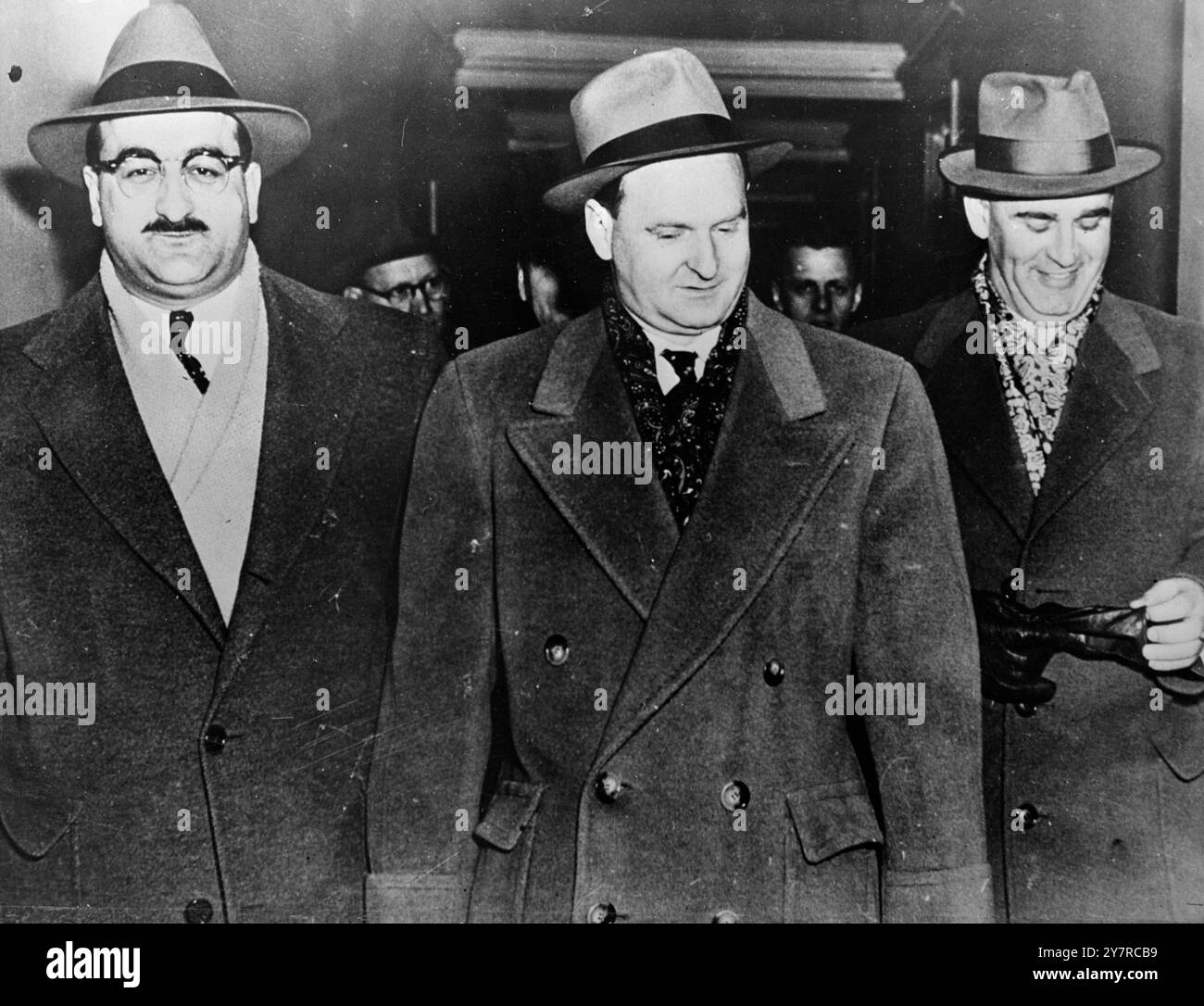 L'ANELLO DI CONTRABBANDO DI BAMBINI SI È ROTTO. 15.2,54. Due detective donne hanno comprato un bambino a Montreal, in Canada, ieri per 1.250 sterline. È stato fornito un falso certificato di nascita. Più tardi, la polizia ha investito una casa e ha arrestato un avvocato e due donne. Herman Buller è in arresto con l'accusa di aver organizzato un mercato nero dei bambini. LE FOTO della I.N.P. MOSTRANO che Buller e' stato arrestato ieri all'aeroporto di Montreal. È affiancato dai detective Jules Arsenault (a sinistra) e Edgar Belair. Buller stava per salire a bordo di un aereo per l'Europa. 1/MB/74557 International News Photos. Foto Stock