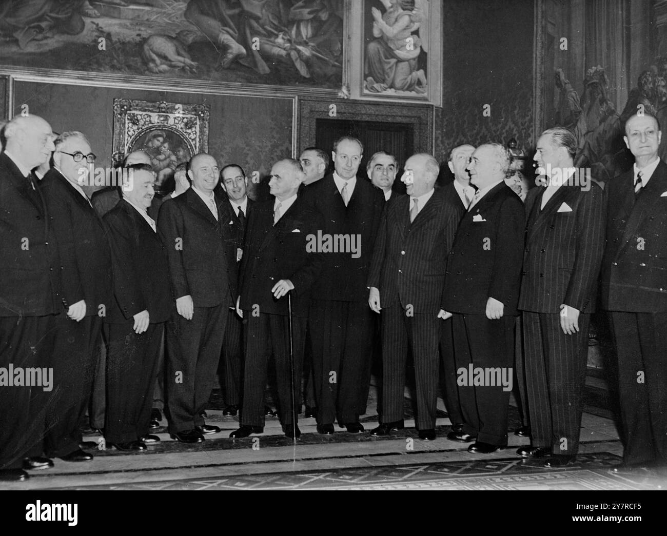 IL GOVERNO DI SCELBA PRESTA GIURAMENTO IN ITALIA. Mario Scelba ha presentato i suoi ministri al Presidente della Repubblica Italiana, Luigi Einaudi, a Palazzo del Quirinale e ha proseguito il giuramento dei nuovi ministri questa settimana. I.N.P. PHOTO SHOWS - ieri i membri del neonato governo Scelba si sono riuniti per la presentazione al Presidente della Repubblica italiana Luigi Einaudi. Foto di notizie internazionali. Foto Stock