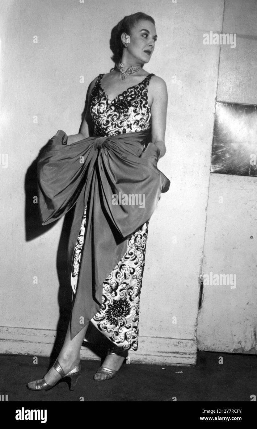 SCHIAPARELLI SFILATA DI MODA AL CIRO'S CLUBMme Schiaparelli, il famoso couterier, ha dato stasera una mostra delle sue ultime creazioni in uno spettacolo al noto night club londinese, Ciro's.. Spettacoli fotografici : Un bellissimo abito da sera con foglie di visone e noiose ricamate. La creazione è un abito mutevole Taupe. 5 dicembre 1950 Foto Stock