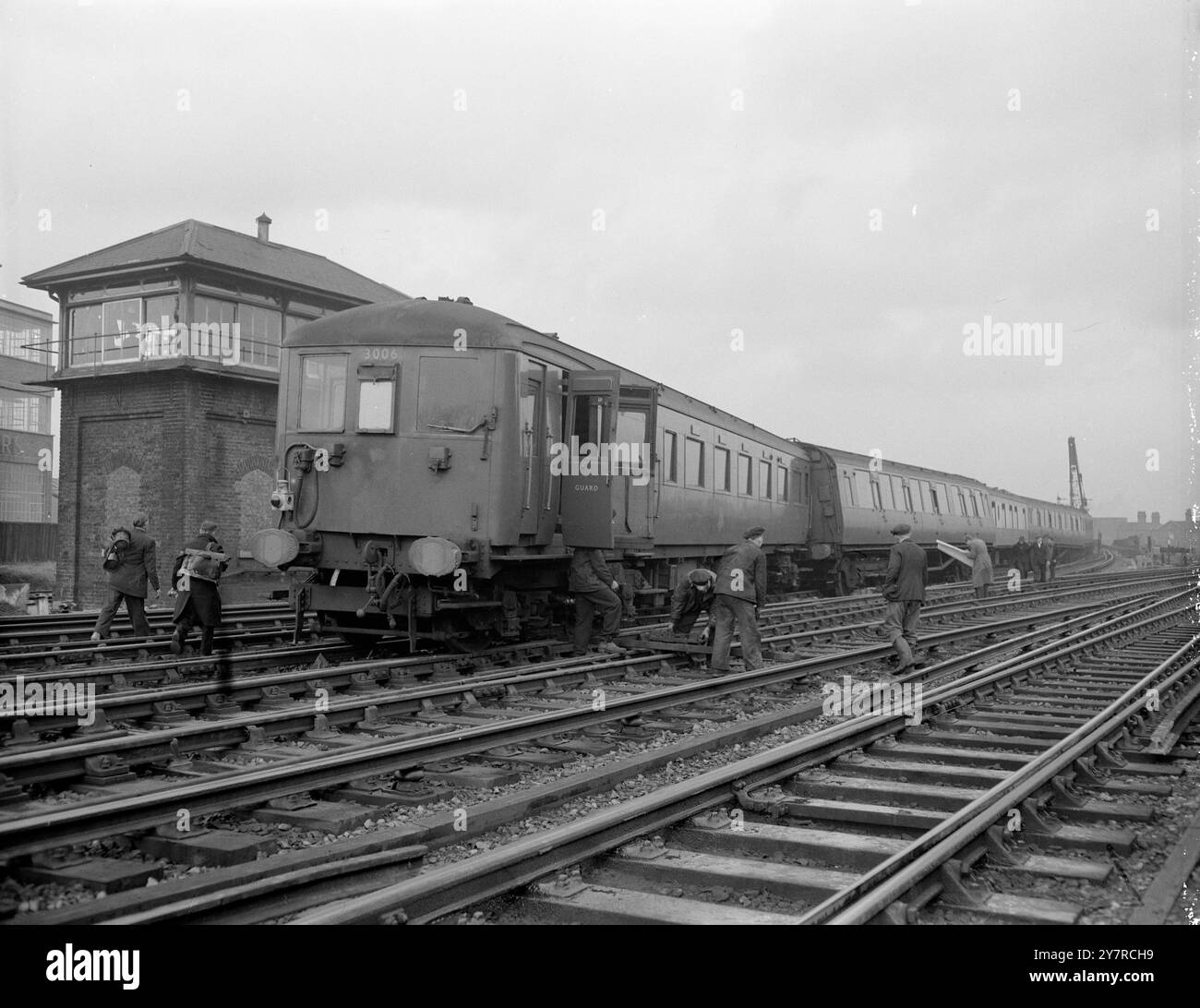 TRENO DI LONDRA DERAGLIATO..... 13.2,54. Un treno Littlehampton-London Bridge di sei carrozze è stato deragliato oggi al Windmill Bridge Junction vicino a East Croydon. Nessuno si è fatto male. I passeggeri furono trasferiti su un treno di passaggio e portati alla stazione di East Croydon, da dove continuarono i loro viaggi. La causa del deragliamento non è ancora nota. SPETTACOLI FOTOGRAFICI I.N.P.: Scena a Windmill Junction che mostra i pullman deragliati oggi. Foto di J. Davies. 74524/g8. FOTO DI NOTIZIE INTERNAZIONALI. Foto Stock
