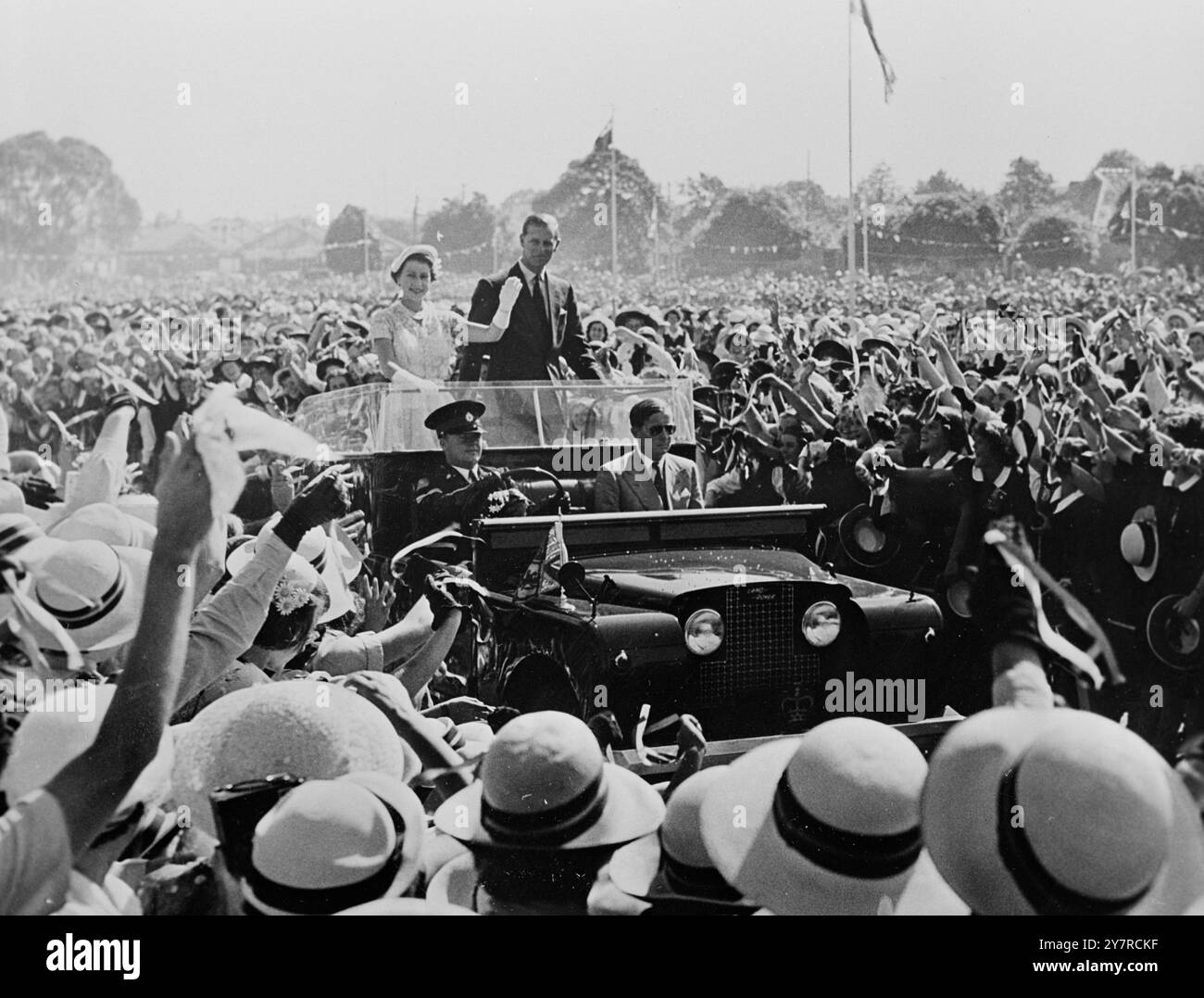 VISITA REALE DELLA REGINA IN AUSTRALIA 10.2,54. Le foto di I.N.P. - le onde della Regina e il Duca sorridono alla moltitudine di bambini che fanno il tifo a Concord Park la scorsa settimana. 59/MB/74469 International News Photo. Foto Stock