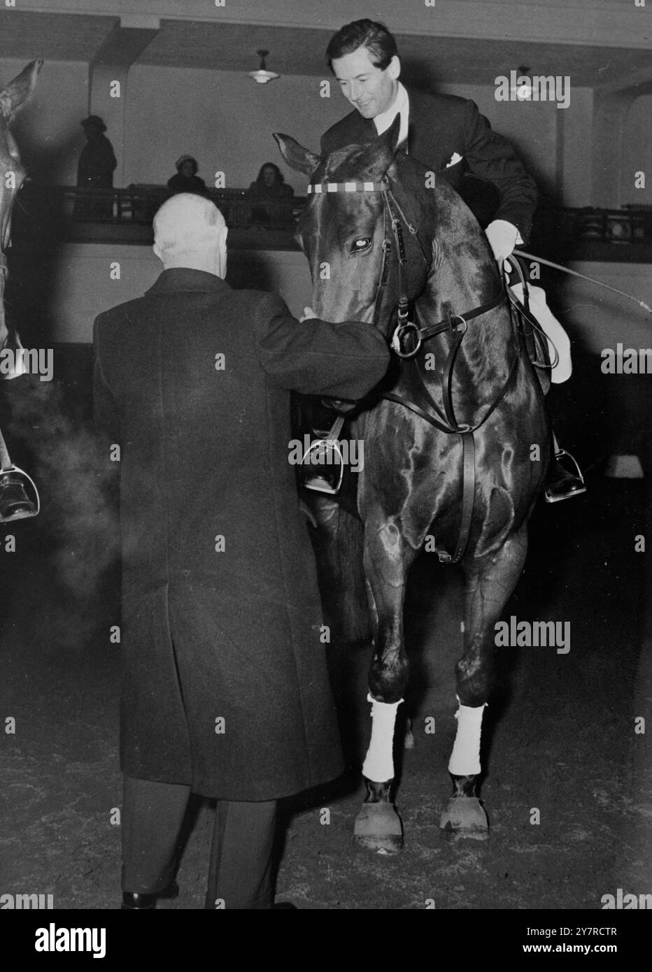 PETER TOWNSEND VINCE IL PREMIO PER LA MOSTRA IPPICA IN BELGIO. 8,2.54. INP Photo Shows Group Captain Peter Townsend, addetto aereo britannico in Belgio, fotografato ieri sera mentre ha ricevuto il suo secondo premio in una mostra ippica a Bruxelles. A fare la presentazione è il generale Baron de Trannoy. 494 speciale. MB. 744I5. Foto di notizie internazionali. Foto Stock
