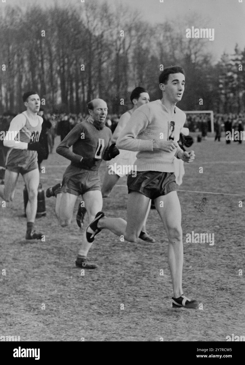 IMMAGINE IN TELEGRAMMA DA BRUXELLES. Gordon Pirie vince un evento speciale di due miglia a Hannut, in Belgio. 7 febbraio 54. Gordon Pirie, campione britannico di corsa a lunga distanza, oggi ha vinto una gara speciale di oltre due miglia a Hannut, in Belgio. Ha battuto il campione belga, Gaston Reiff, e diverse altre stelle continentali. Pirie ha infranto la sua decisione di non impossessarsi del paese per onorare la promessa che aveva fatto quasi un anno fa che sarebbe apparso in questo evento. I.N.P. wirephoto mostra Pirie al comando di Gaston Reiff durante la gara. Pirie ha avuto 13 minuti. 51,2 sec. Il Reiff's durava 14 minuti. 1,8 sec. Internazionale nuovo Foto Stock