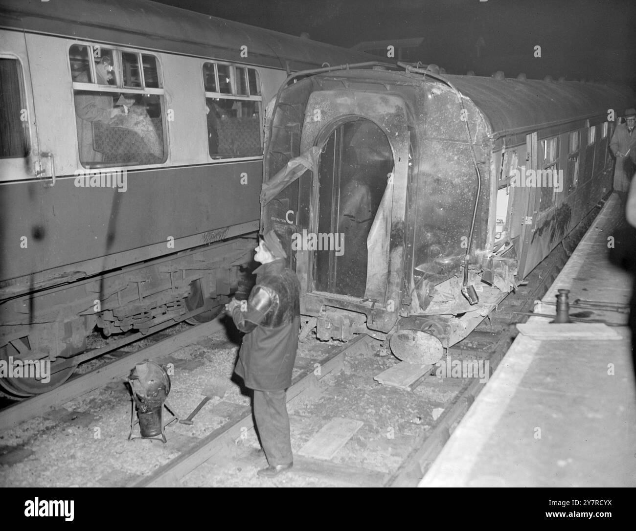 LA CARROZZA DELLA ROYAL SCOT DERAGLIÒ A WATFORD. 3,2.54. Il Royal Scot Express da Glasgow a Euston questa sera fece deragliare la sua carrozza posteriore a Watford Junction, Hertfordshire, e si scontrò leggermente con un altro treno in rotta da King's Cross a Wolverhampton. Non ci sono state vittime gravi a parte le persone portate al Watford Memorial Hospital con shock. Un centinaio di metri di pista è stato strappato dal pullman deragliato che è stato trainato dietro il resto del treno. La foto mostra I.N.P.: Un primo piano dell'estremità posteriore della carrozza deragliata che mostra la pista strappata e anche il Wolverhampton Express Foto Stock