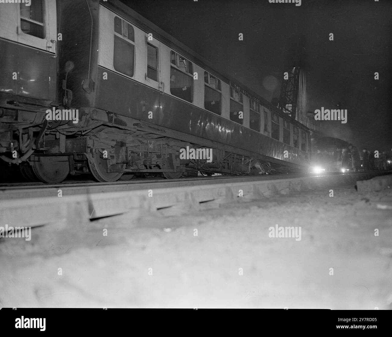 L'UOMO FERITO SALVA IL ROYAL SCOT. Tira il cavo di comunicazione mentre l'espresso si sposta attraverso il tunnel. 3,2.54. Il Royal Scot Express da Glasgow si ruppe in tre mentre correva verso Londra stasera, deragliò quattro carrozze e colpì un altro treno. Eppure nessuno è rimasto ucciso e solo nove passeggeri su centinaia sono rimasti feriti, perché un passeggero ferito ha tirato il cavo di comunicazione nel Royal Scot, rallentandolo da 60 miglia all'ora, mentre il conducente del secondo treno "ha visto l'incidente arrivare" e ha frenato fino a fermarsi. L'incidente è avvenuto a Watford Junction, Watford. L'altro treno stava viaggiando da qui Foto Stock