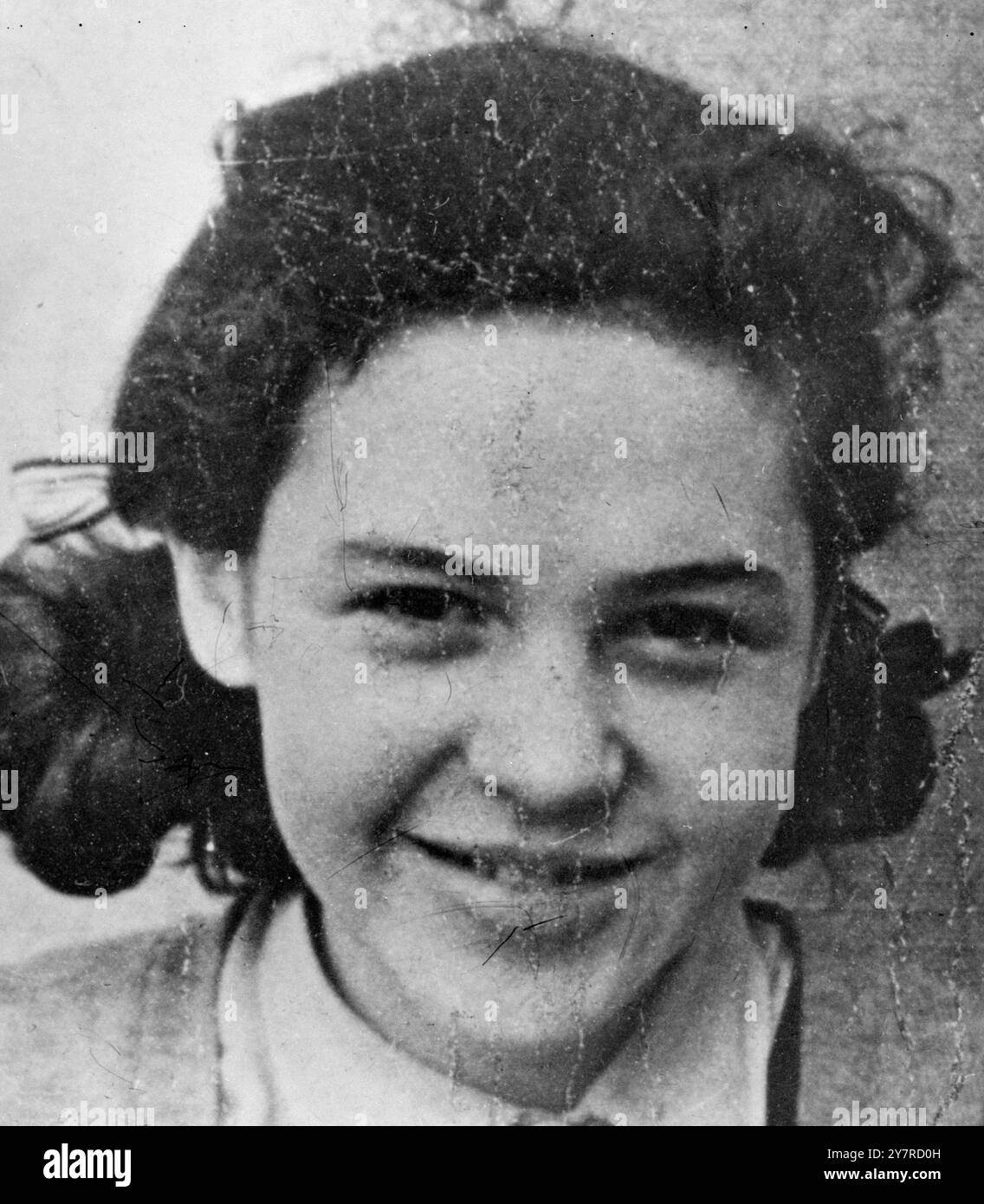 RAGAZZA DI 14 ANNI SCOMPARSA. Scotland Yard ha pubblicato oggi questa foto di Patricia Maureen o'Sullivan, 14 anni, scomparsa dalla sua casa a Churchfield Avenue, Hanworth, Middlesex, dal 19 gennaio. Ha frequentato il Chiswick Polytechnic quel giorno, ma non è riuscita a tornare a casa. La ragazza indossava un morbido cappotto in tweed marrone con cintura, una camicetta bianca, un cardigan e una gonna blu navy e scarpe marroni. Aveva al dito un anello di St. Christopher di metallo bianco. Foto di notizie internazionali. Foto Stock