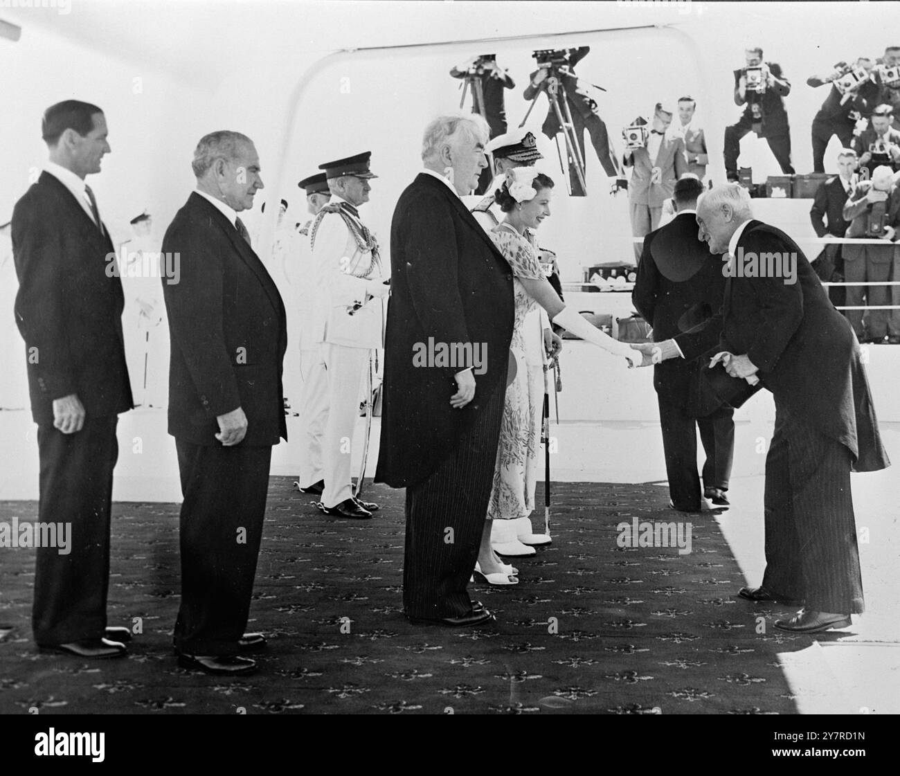 TOUR DEL QUEENS IN AUSTRALIA. 6,2.54. La foto di I.N.P. mostra il primo ministro australiano Menzies sulla destra di sua Maestà la Regina, presentando un membro del parlamento quando sua Maestà sbarcò a Farm Cove, Sydney, 3 febbraio Dietro Mr. Menzies si vede il generale Sir William Slim (in uniforme) e Premier della N.S.W. Mr. J. Cahill. 59.H.74395. Foto di notizie internazionali. Foto Stock