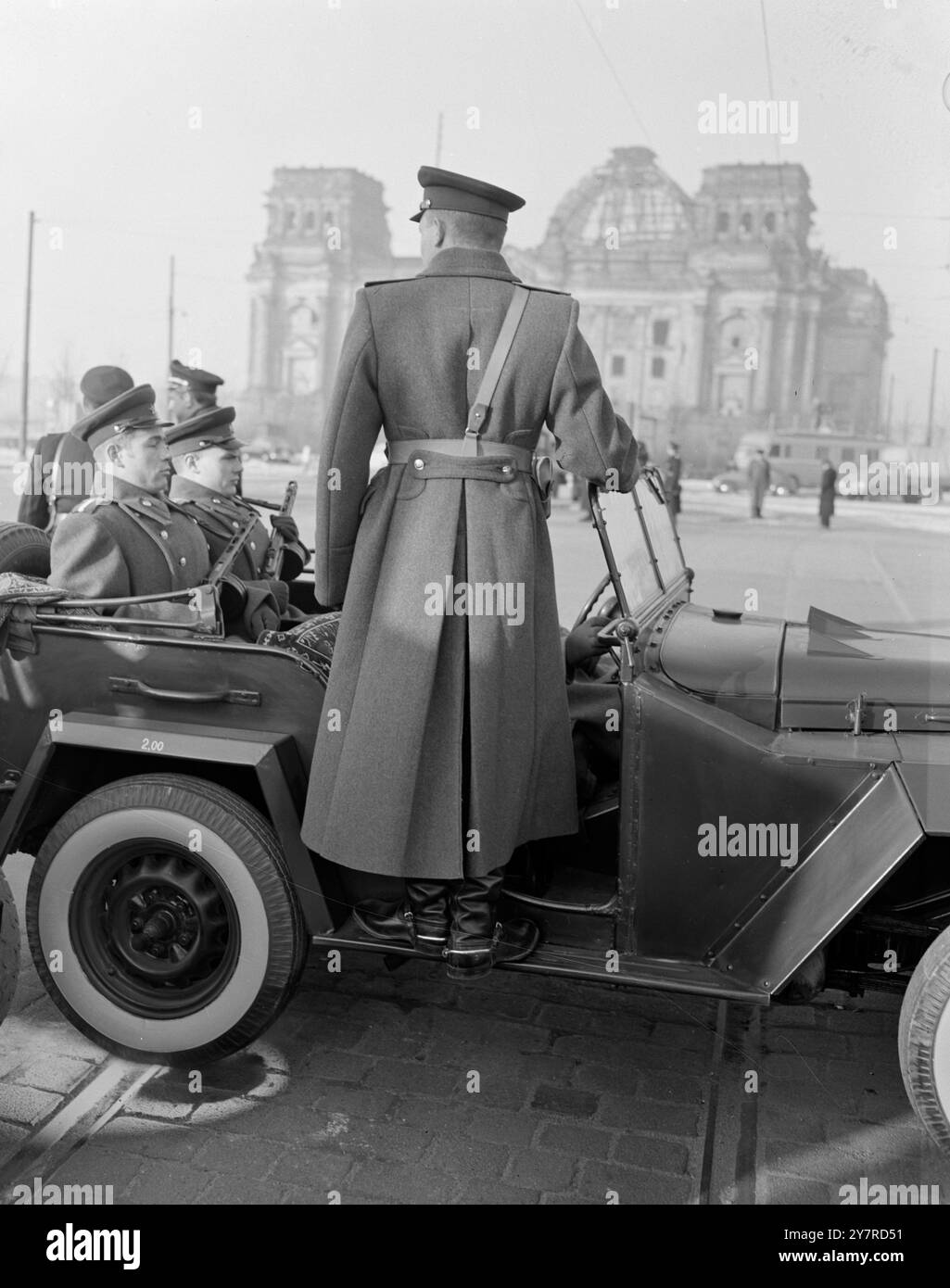 I BIG FOUR SI INCONTRANO PER LA PRIMA VOLTA A BERLINO. 1,2.54. Guardie dell'esercito rosso russo alla porta di Brandeburgo. Foto Stock