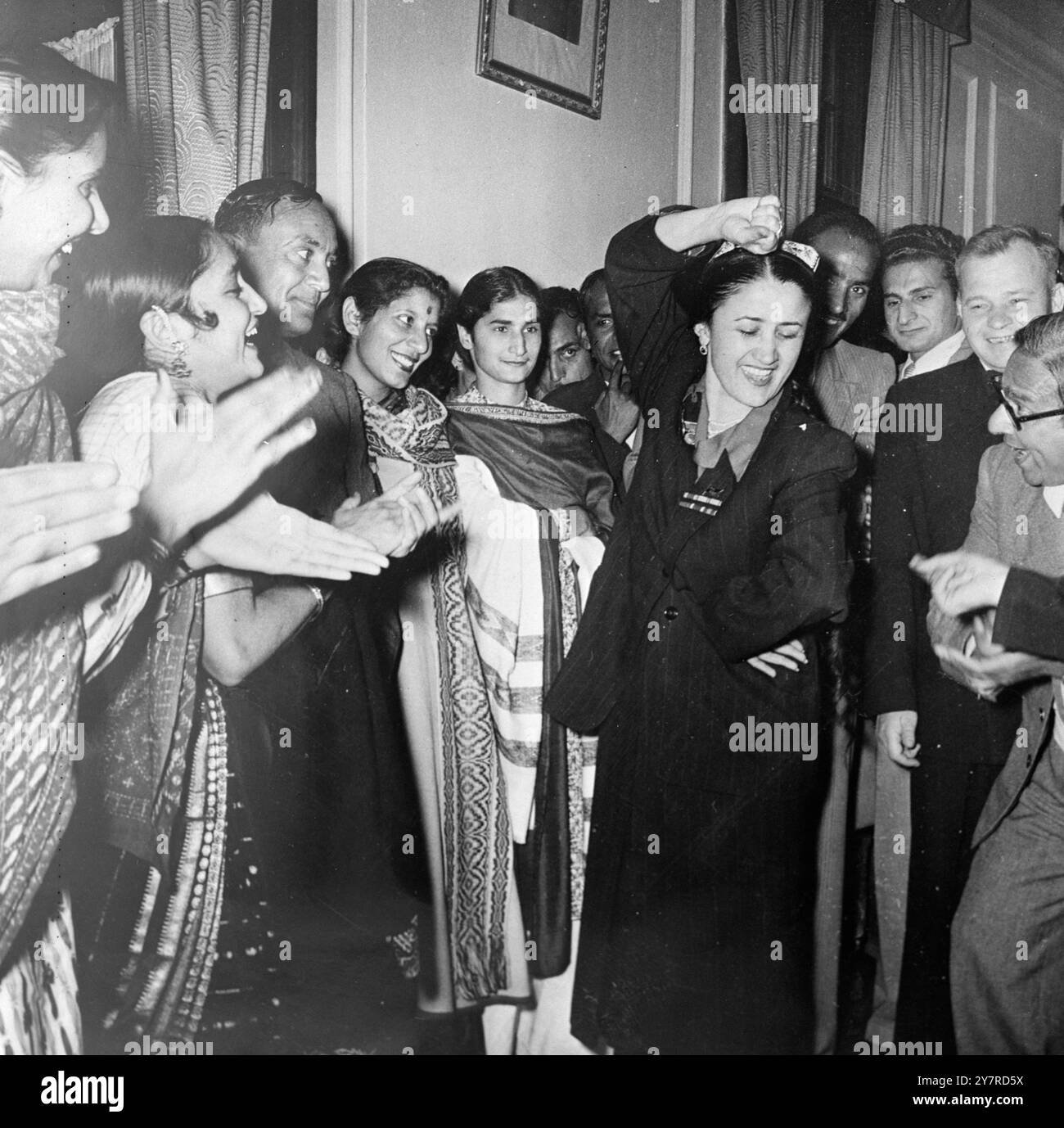 MISSIONE CULTURALE RUSSA A DELHI. Il 2 febbraio 1954, la missione culturale russa che si trova a Delhi è stata intrattenuta presso l'ambasciata russa di nuova Delhi. INP Photo Shows: Il ricevimento è stato un piacere in quanto è stato evidenziato dalla danza spontanea della signorina Makaram, una dei membri della missione culturale, che si vede ballare in stile indiano tra gli applausi e le risate degli ospiti. Foto di notizie internazionali. Foto Stock