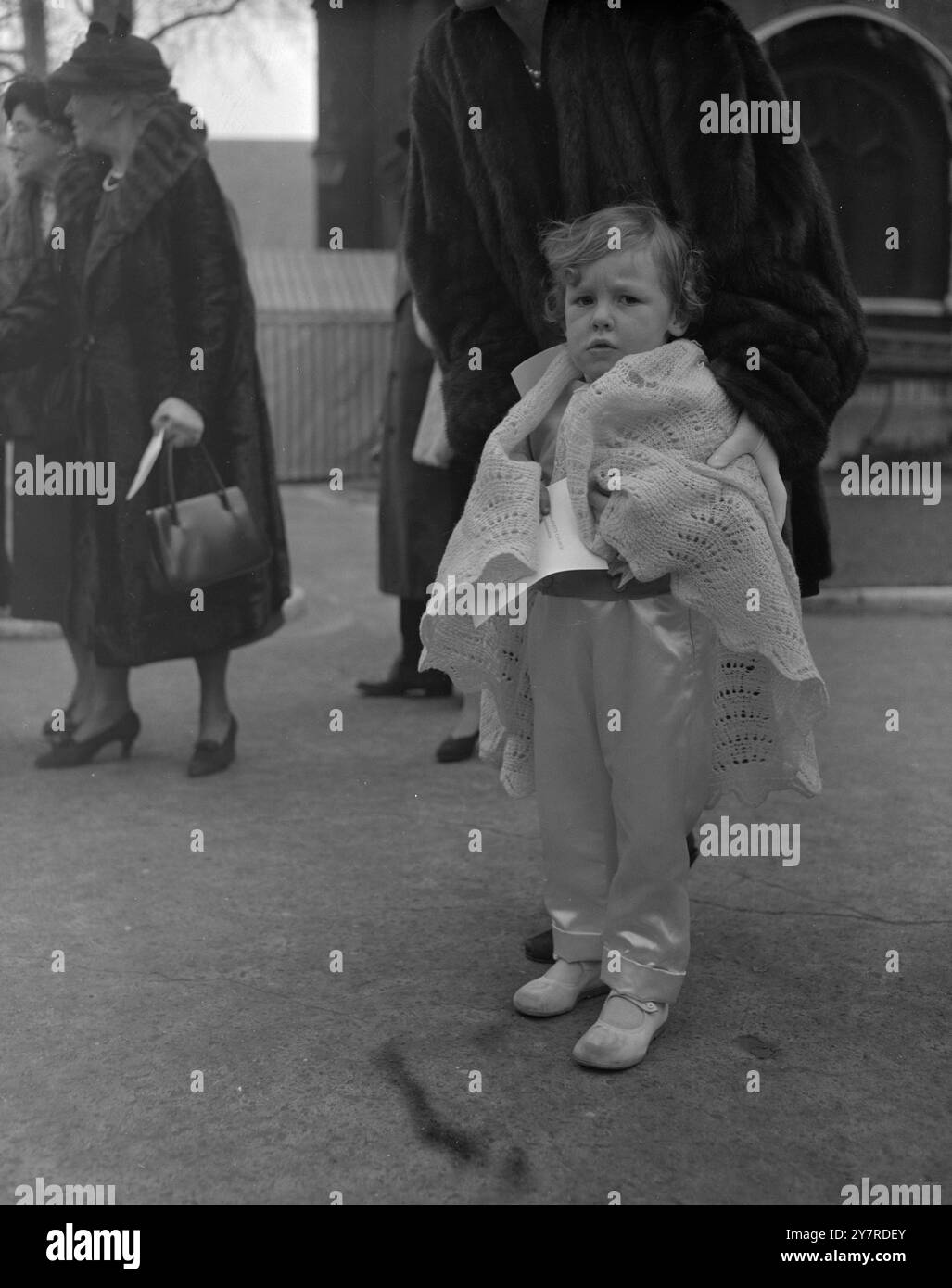 L.G. IL RAGAZZO DELLA QUARTA PAGINA 28.1,54. Davis Lloyd George, invecchiato al matrimonio di Miss Juliet Nash, 24 anni, ex avvocato, e Mr. Richard Worsley, 28 anni, che deve diventare un commercialista. David Lloyd George è figlio del visconte Gwynedd, conte Lloyd George, e pronipote dello statista. I.N.P. Photo Shows: Tre Lloyd George ben avvolti nella fredda foto di St. Westminster, dove si trovava. Foto di J. Davies. Foto Stock